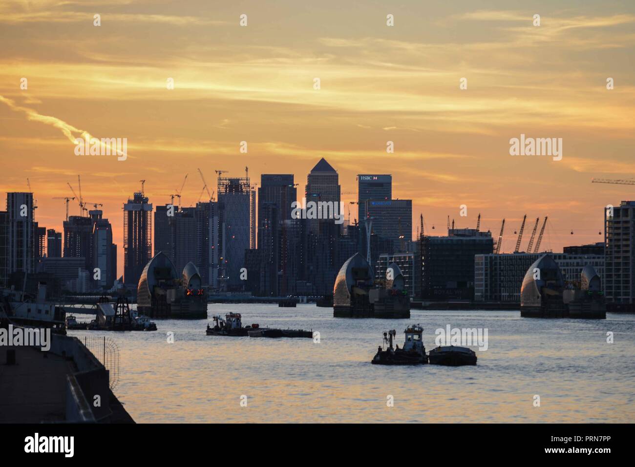 London, 3. Oktober 2018: UK Wetter: Golden Sunset über die Thames Barrier und Canary Wharf. Credit: Claire Doherty/Alamy leben Nachrichten Stockfoto