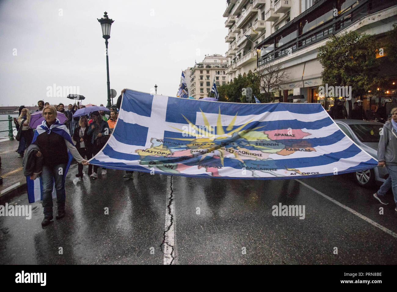 Thessaloniki, Nicht Verfügbar, Griechenland. 30 Sep, 2018. Die Demonstranten sind zu Fuß mit einem Flag während des Protestes. Protest gegen die FYROM (Mazedonien). Der offizielle Name dieses Balkanstaat wird aus der EHEMALIGEN JUGOSLAWISCHEN REPUBLIK MAZEDONIEN, Ehemalige Jugoslawische Republik Mazedonien, der Republik Norden Mazedonien ändern einen ähnlichen Namen trägt zu einer Region in Griechenland. Der Staat hatte ein Abkommen mit Griechenland. Credit: Nicolas Economou/SOPA Images/ZUMA Draht/Alamy leben Nachrichten Stockfoto