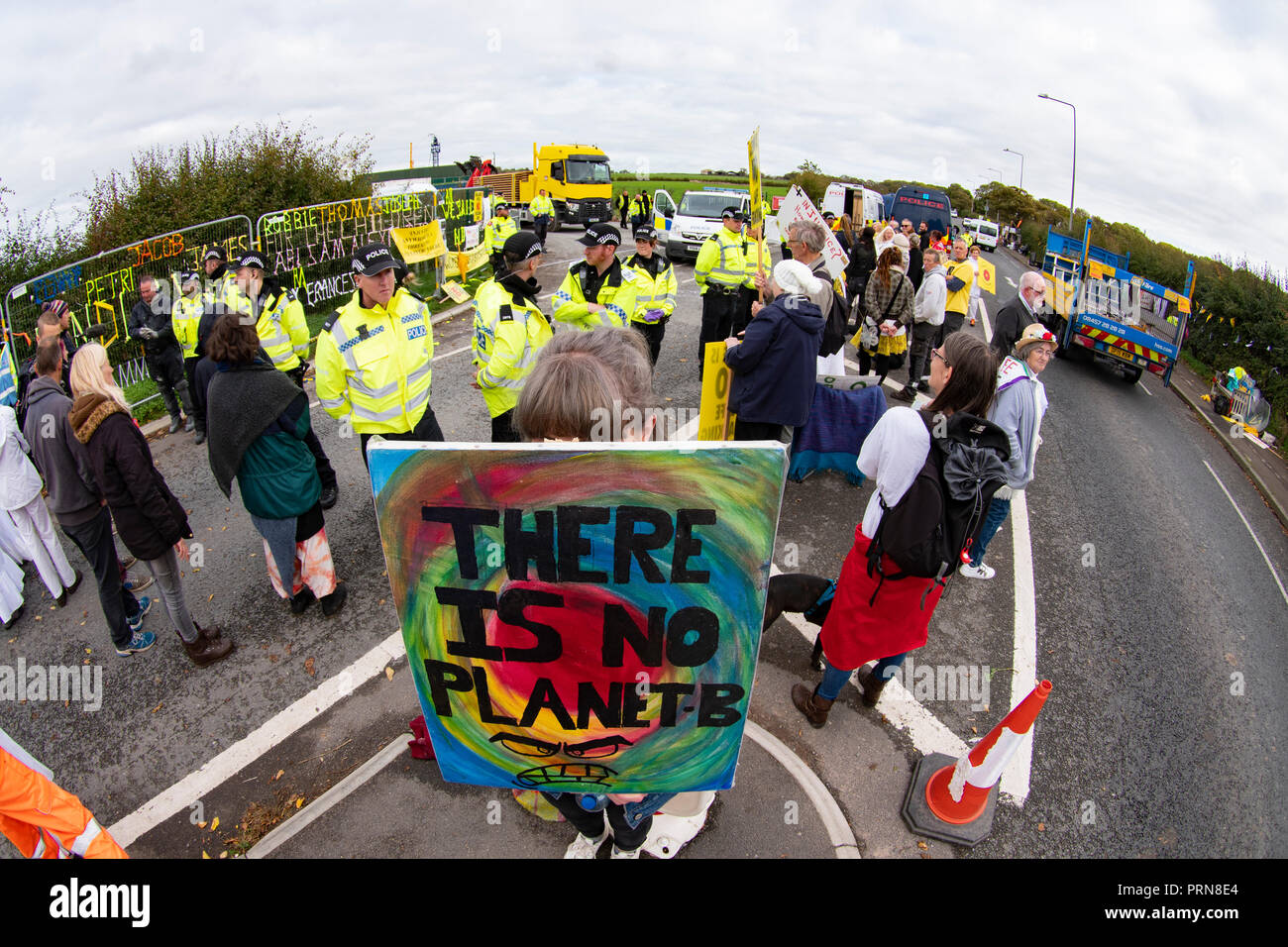 Plumpton, Blackpool, Großbritannien. 3. Okt, 2018. Anti-fracking Demonstrant Schnitt frei von einem Lock-on Gerät nach 3 Tag Protest in der Eingang zur cuadrilla exploratorive Website auf Preston New Road, Little Plumpton, in der Nähe von Blackpool. Mehrere Demonstranten begann der Protest am Montag in der Unterstützung der drei Anti-fracking Demonstranten, die vor Kurzem gefangengesetzt wurden und mit Beginn der Parteitag der Konservativen Partei in Birmingham veranstaltet wird, zusammenfallen. Credit: Dave Ellison/Alamy leben Nachrichten Stockfoto