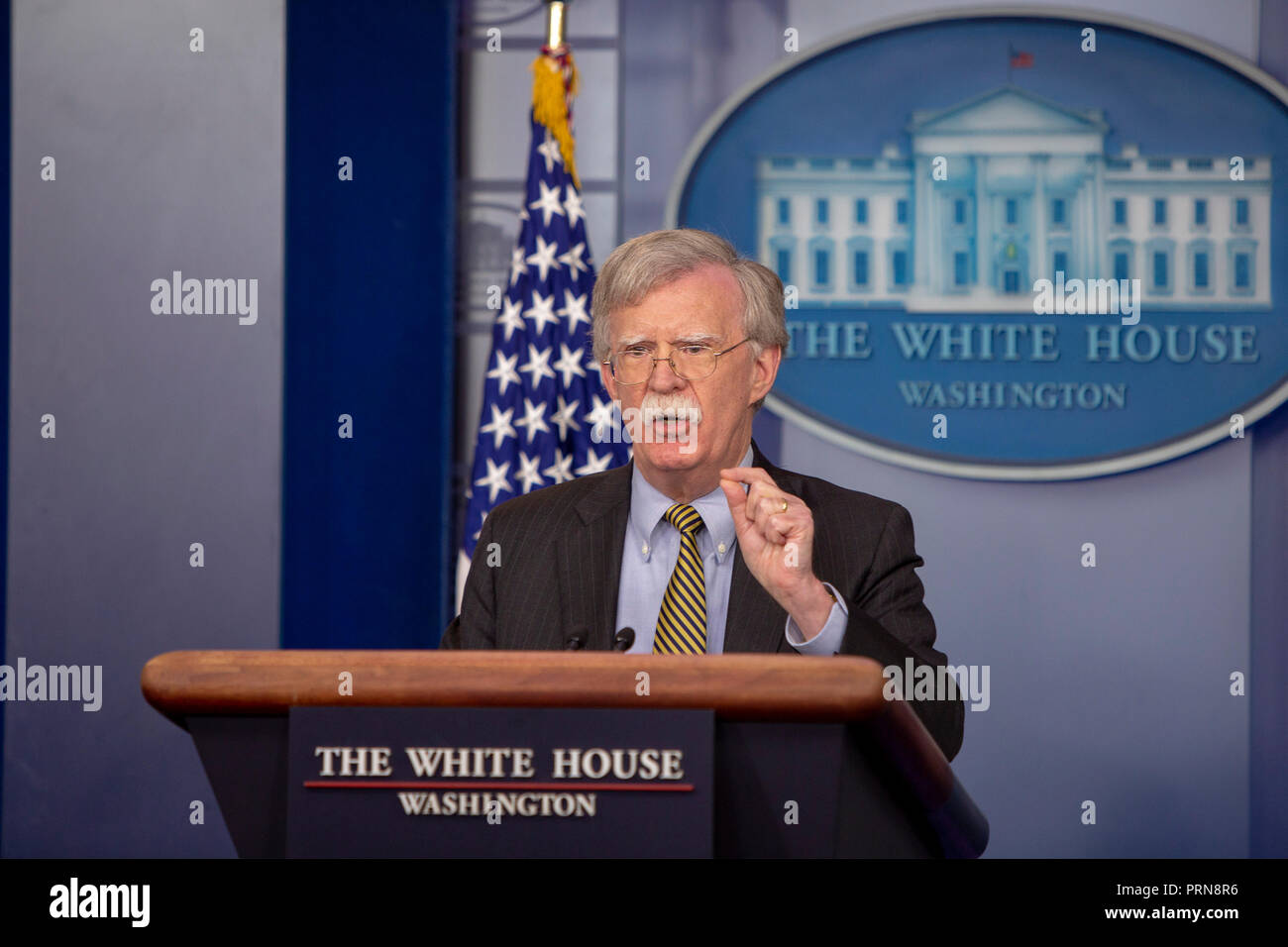 Washington DC, USA. 3. Okt 2018. John Bolton, nationaler Sicherheitsberater der Vereinigten Staaten spricht während einer Pressekonferenz im Weißen Haus am 3. Oktober 2018. Credit: Tasos Katopodis/CNP/MediaPunch Credit: MediaPunch Inc/Alamy leben Nachrichten Stockfoto