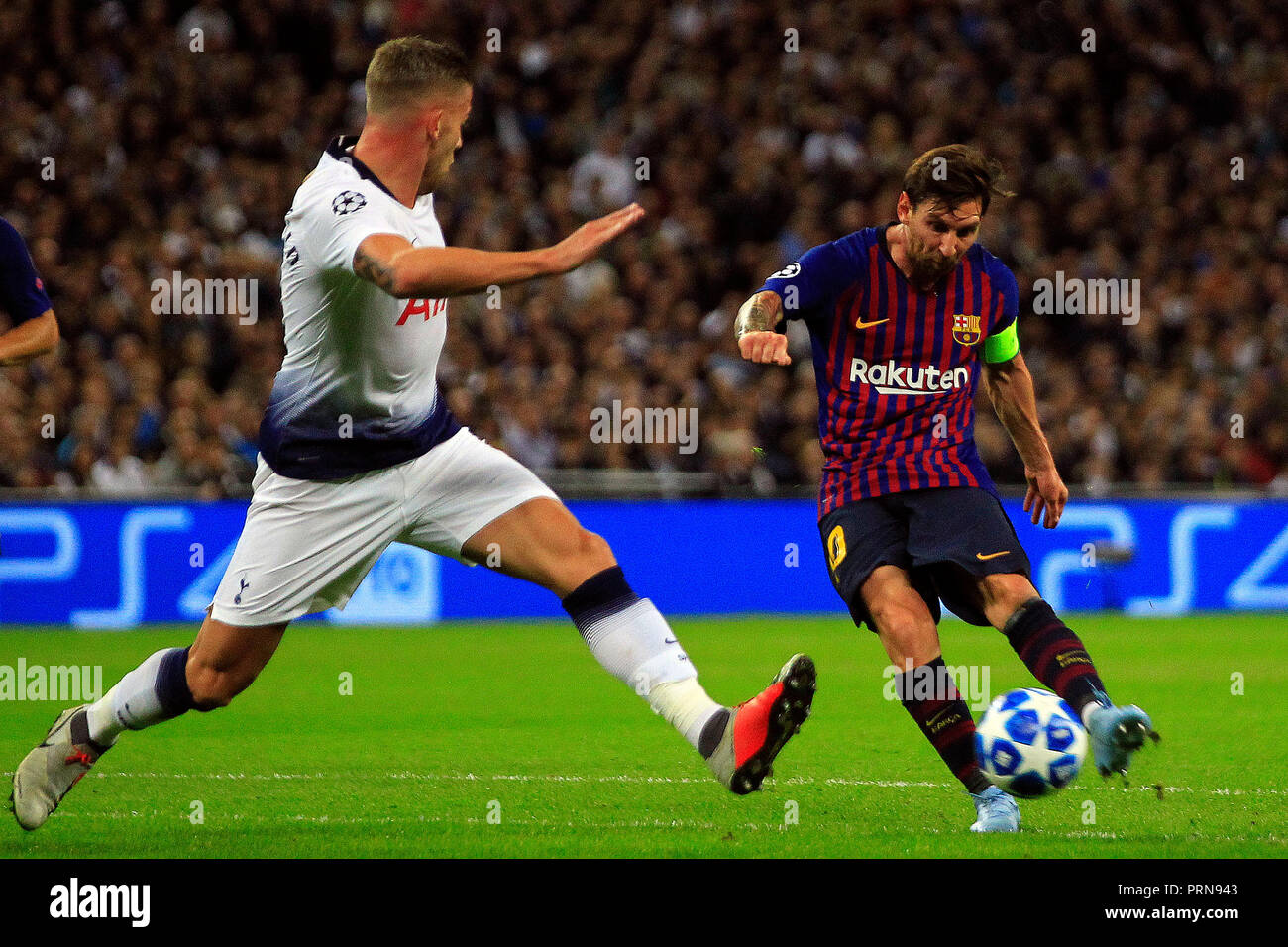 Wembley Stadion, London, UK. 3. Okt 2018. Lionel Messi von Barcelona (R) nimmt einen Schuß am Ziel. UEFA Champions League, Gruppe B, Tottenham Hotspur v Barcelona im Wembley Stadion in London am Mittwoch, 3. Oktober 2018. Dieses Bild dürfen nur für redaktionelle Zwecke verwendet werden. Nur die redaktionelle Nutzung, eine Lizenz für die gewerbliche Nutzung erforderlich. Keine Verwendung in Wetten, Spiele oder einer einzelnen Verein/Liga/player Publikationen. pic von Steffan Bowen/Andrew Orchard sport Fotografie/Alamy leben Nachrichten Stockfoto