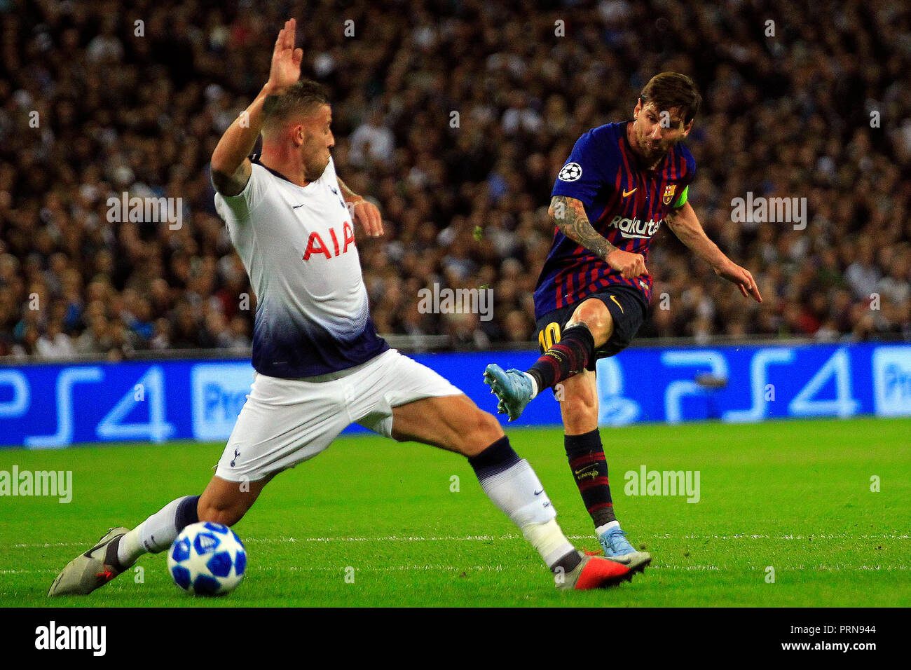 Wembley Stadion, London, UK. 3. Okt 2018. Lionel Messi von Barcelona (R) nimmt einen Schuß am Ziel. UEFA Champions League, Gruppe B, Tottenham Hotspur v Barcelona im Wembley Stadion in London am Mittwoch, 3. Oktober 2018. Dieses Bild dürfen nur für redaktionelle Zwecke verwendet werden. Nur die redaktionelle Nutzung, eine Lizenz für die gewerbliche Nutzung erforderlich. Keine Verwendung in Wetten, Spiele oder einer einzelnen Verein/Liga/player Publikationen. pic von Steffan Bowen/Andrew Orchard sport Fotografie/Alamy leben Nachrichten Stockfoto