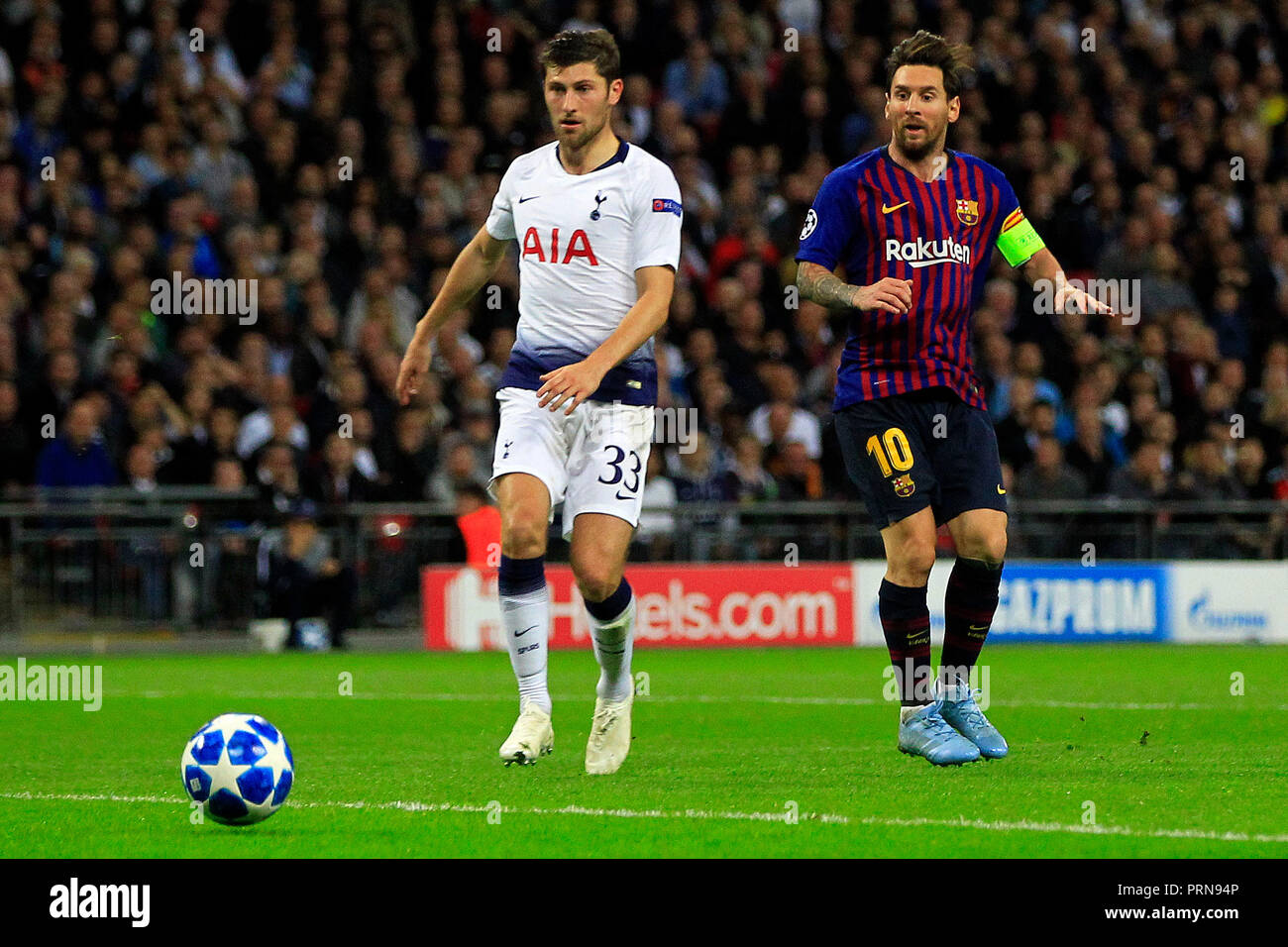 Wembley Stadion, London, UK. 3. Okt 2018. Lionel Messi von Barcelona (r) schießt und Kerben drittes Ziel seines Teams. UEFA Champions League, Gruppe B, Tottenham Hotspur v Barcelona im Wembley Stadion in London am Mittwoch, 3. Oktober 2018. Dieses Bild dürfen nur für redaktionelle Zwecke verwendet werden. Nur die redaktionelle Nutzung, eine Lizenz für die gewerbliche Nutzung erforderlich. Keine Verwendung in Wetten, Spiele oder einer einzelnen Verein/Liga/player Publikationen. pic von Steffan Bowen/Andrew Orchard sport Fotografie/Alamy leben Nachrichten Stockfoto