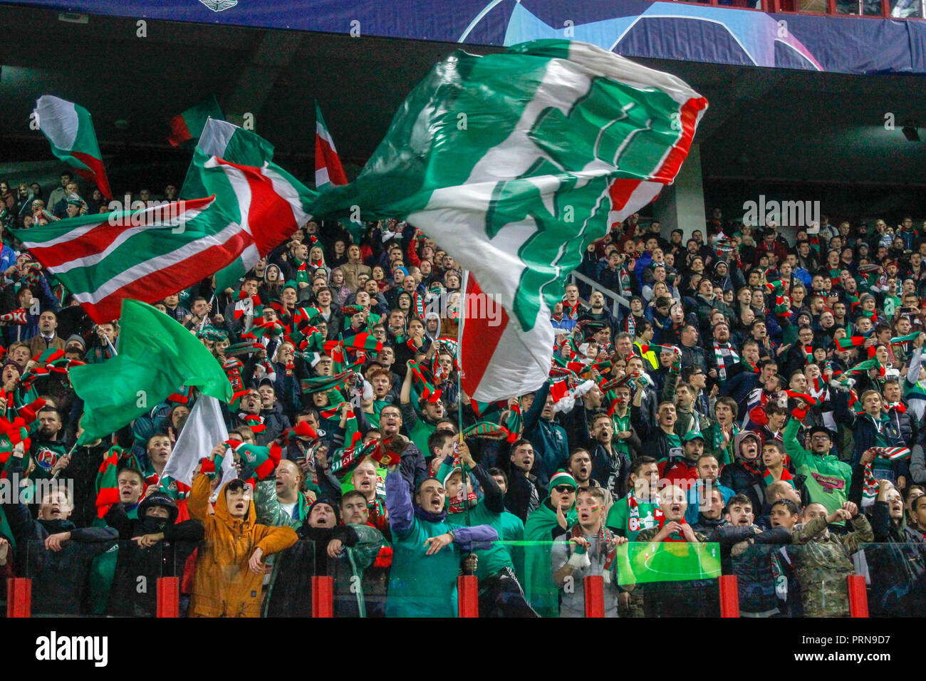 Moskau, Russland. 3. Oktober, 2018. UEFA Champions League: Lokomotive Moskau v Schalke 04. Fans von Lokomotive Moskau Credit: Alex Cavendish/Alamy leben Nachrichten Stockfoto