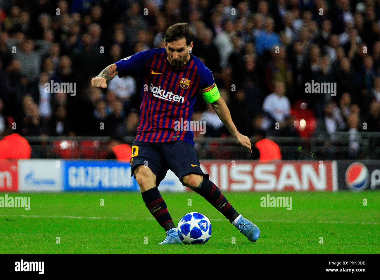 Wembley Stadion, London, UK. 3. Okt 2018. Lionel Messi Barcelona Kerben viertes Ziel seines Teams. UEFA Champions League, Gruppe B, Tottenham Hotspur v Barcelona im Wembley Stadion in London am Mittwoch, 3. Oktober 2018. Dieses Bild dürfen nur für redaktionelle Zwecke verwendet werden. Nur die redaktionelle Nutzung, eine Lizenz für die gewerbliche Nutzung erforderlich. Keine Verwendung in Wetten, Spiele oder einer einzelnen Verein/Liga/player Publikationen. pic von Steffan Bowen/Andrew Orchard sport Fotografie/Alamy leben Nachrichten Stockfoto