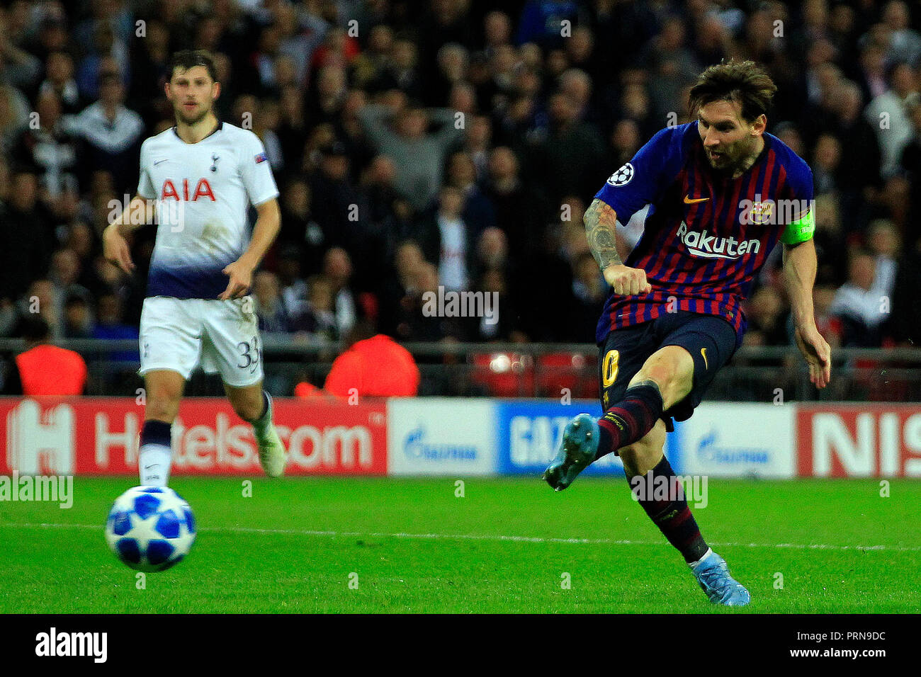 Wembley Stadion, London, UK. 3. Okt 2018. Lionel Messi von Barcelona (R) schießt und Kerben viertes Ziel seines Teams. UEFA Champions League, Gruppe B, Tottenham Hotspur v Barcelona im Wembley Stadion in London am Mittwoch, 3. Oktober 2018. Dieses Bild dürfen nur für redaktionelle Zwecke verwendet werden. Nur die redaktionelle Nutzung, eine Lizenz für die gewerbliche Nutzung erforderlich. Keine Verwendung in Wetten, Spiele oder einer einzelnen Verein/Liga/player Publikationen. pic von Steffan Bowen/Andrew Orchard sport Fotografie/Alamy leben Nachrichten Stockfoto