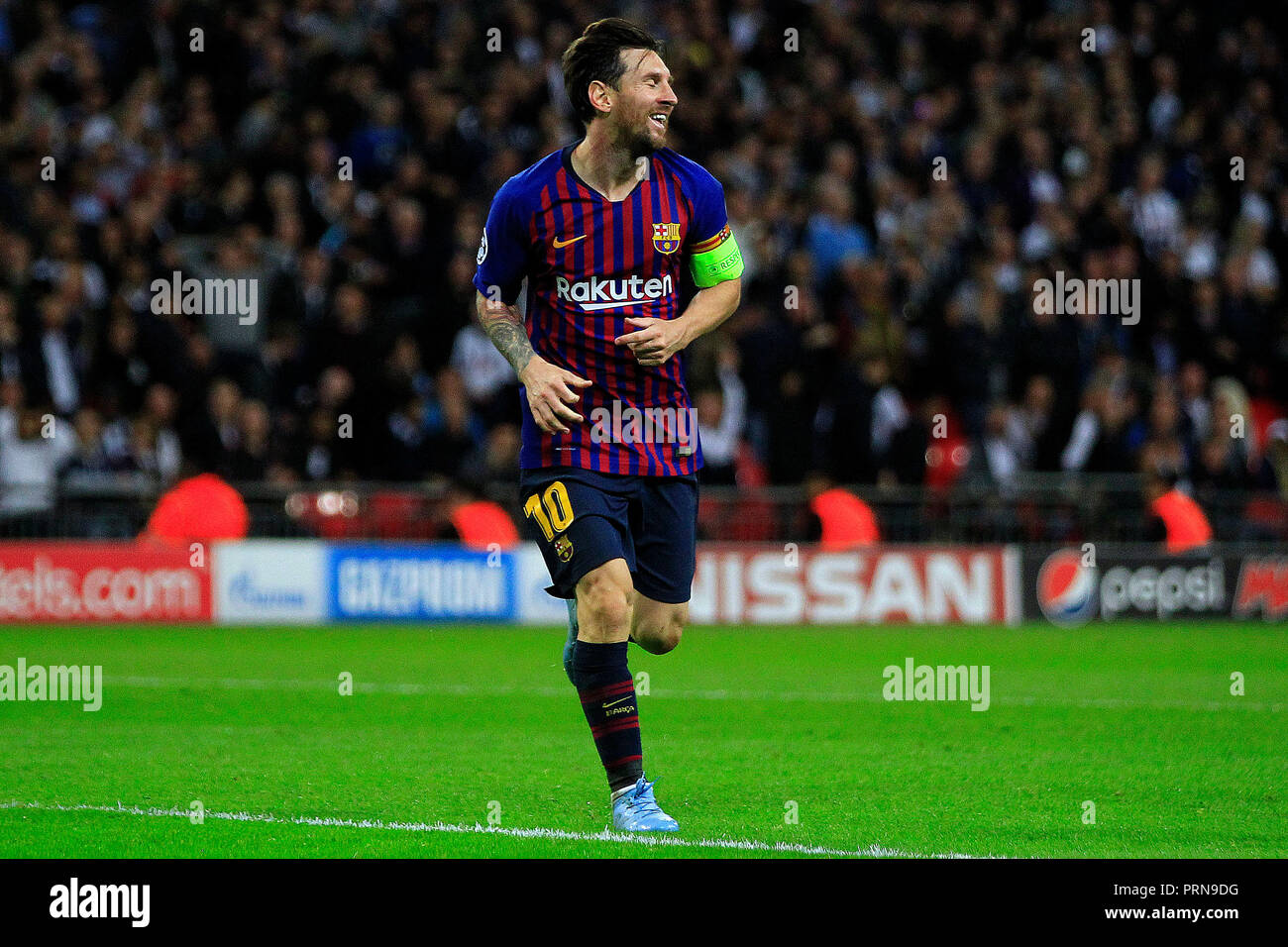 Wembley Stadion, London, UK. 3. Okt 2018. Lionel Messi Barcelona feiert nach dem vierten Ziel seines Teams zählen. UEFA Champions League, Gruppe B, Tottenham Hotspur v Barcelona im Wembley Stadion in London am Mittwoch, 3. Oktober 2018. Dieses Bild dürfen nur für redaktionelle Zwecke verwendet werden. Nur die redaktionelle Nutzung, eine Lizenz für die gewerbliche Nutzung erforderlich. Keine Verwendung in Wetten, Spiele oder einer einzelnen Verein/Liga/player Publikationen. pic von Steffan Bowen/Andrew Orchard sport Fotografie/Alamy leben Nachrichten Stockfoto