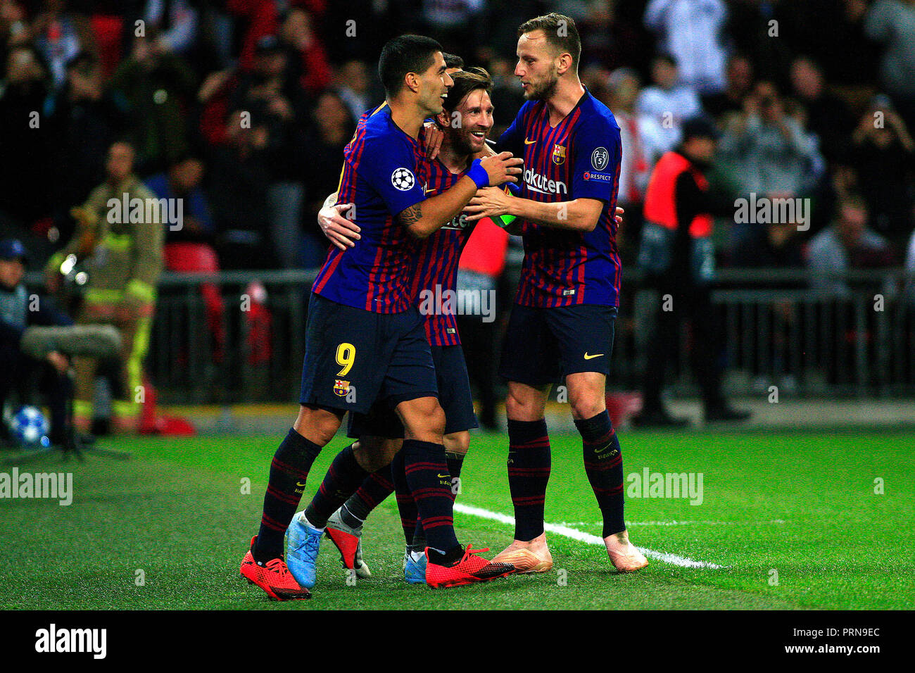 Wembley Stadion, London, UK. 3. Okt 2018. Lionel Messi Barcelona © feiert mit Teamkollegen nach dem dritten Ziel seines Teams zählen. UEFA Champions League, Gruppe B, Tottenham Hotspur v Barcelona im Wembley Stadion in London am Mittwoch, 3. Oktober 2018. Dieses Bild dürfen nur für redaktionelle Zwecke verwendet werden. Nur die redaktionelle Nutzung, eine Lizenz für die gewerbliche Nutzung erforderlich. Keine Verwendung in Wetten, Spiele oder einer einzelnen Verein/Liga/player Publikationen. pic von Steffan Bowen/Andrew Orchard sport Fotografie/Alamy leben Nachrichten Stockfoto