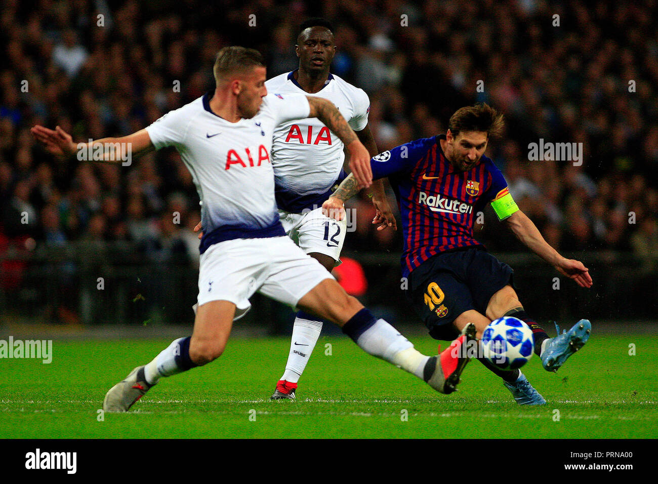 Wembley Stadion, London, UK. 3. Okt 2018. Lionel Messi von Barcelona (R) nimmt einen Schuß am Ziel. UEFA Champions League, Gruppe B, Tottenham Hotspur v Barcelona im Wembley Stadion in London am Mittwoch, 3. Oktober 2018. Dieses Bild dürfen nur für redaktionelle Zwecke verwendet werden. Nur die redaktionelle Nutzung, eine Lizenz für die gewerbliche Nutzung erforderlich. Keine Verwendung in Wetten, Spiele oder einer einzelnen Verein/Liga/player Publikationen. pic von Steffan Bowen/Andrew Orchard sport Fotografie/Alamy leben Nachrichten Stockfoto