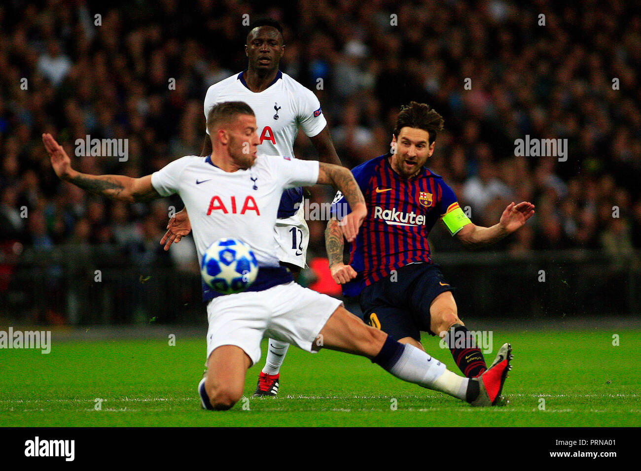 Wembley Stadion, London, UK. 3. Okt 2018. Lionel Messi von Barcelona (R) nimmt einen Schuß am Ziel. UEFA Champions League, Gruppe B, Tottenham Hotspur v Barcelona im Wembley Stadion in London am Mittwoch, 3. Oktober 2018. Dieses Bild dürfen nur für redaktionelle Zwecke verwendet werden. Nur die redaktionelle Nutzung, eine Lizenz für die gewerbliche Nutzung erforderlich. Keine Verwendung in Wetten, Spiele oder einer einzelnen Verein/Liga/player Publikationen. pic von Steffan Bowen/Andrew Orchard sport Fotografie/Alamy leben Nachrichten Stockfoto