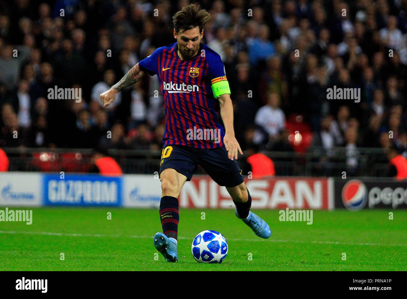 Wembley Stadion, London, UK. 3. Okt 2018. Lionel Messi Barcelona Kerben viertes Ziel seines Teams. UEFA Champions League, Gruppe B, Tottenham Hotspur v Barcelona im Wembley Stadion in London am Mittwoch, 3. Oktober 2018. Dieses Bild dürfen nur für redaktionelle Zwecke verwendet werden. Nur die redaktionelle Nutzung, eine Lizenz für die gewerbliche Nutzung erforderlich. Keine Verwendung in Wetten, Spiele oder einer einzelnen Verein/Liga/player Publikationen. pic von Steffan Bowen/Andrew Orchard sport Fotografie/Alamy leben Nachrichten Stockfoto