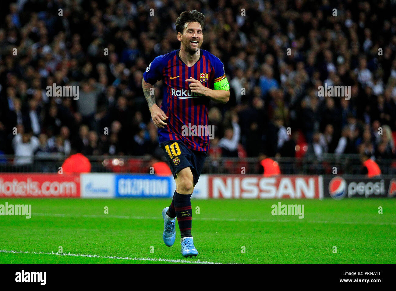 Wembley Stadion, London, UK. 3. Okt 2018. Lionel Messi Barcelona feiert nach dem vierten Ziel seines Teams zählen. UEFA Champions League, Gruppe B, Tottenham Hotspur v Barcelona im Wembley Stadion in London am Mittwoch, 3. Oktober 2018. Dieses Bild dürfen nur für redaktionelle Zwecke verwendet werden. Nur die redaktionelle Nutzung, eine Lizenz für die gewerbliche Nutzung erforderlich. Keine Verwendung in Wetten, Spiele oder einer einzelnen Verein/Liga/player Publikationen. pic von Steffan Bowen/Andrew Orchard sport Fotografie/Alamy leben Nachrichten Stockfoto