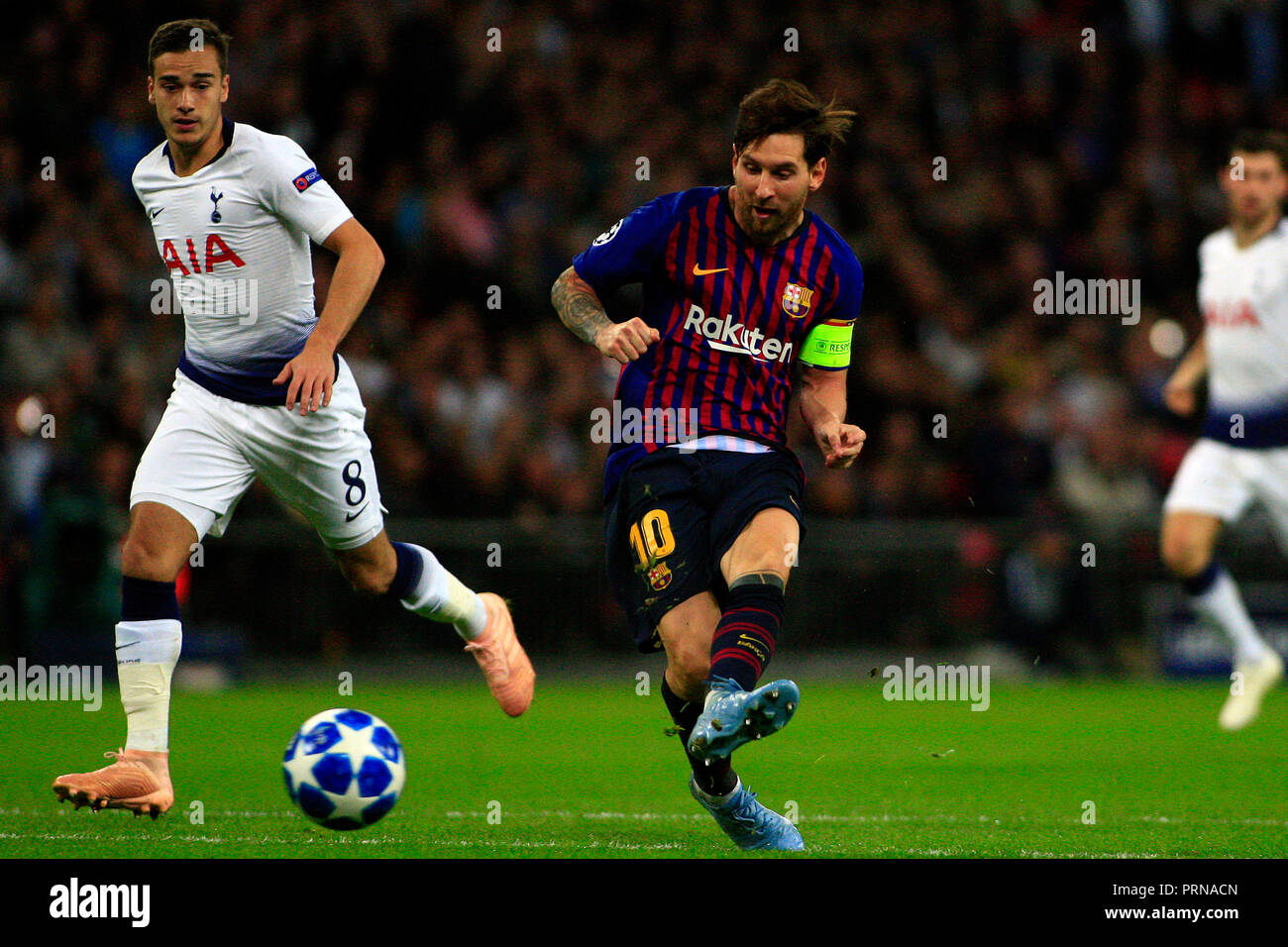 Wembley Stadion, London, UK. 3. Okt 2018. Lionel Messi von Barcelona (R) nimmt einen Schuß am Ziel. UEFA Champions League, Gruppe B, Tottenham Hotspur v Barcelona im Wembley Stadion in London am Mittwoch, 3. Oktober 2018. Dieses Bild dürfen nur für redaktionelle Zwecke verwendet werden. Nur die redaktionelle Nutzung, eine Lizenz für die gewerbliche Nutzung erforderlich. Keine Verwendung in Wetten, Spiele oder einer einzelnen Verein/Liga/player Publikationen. pic von Steffan Bowen/Andrew Orchard sport Fotografie/Alamy leben Nachrichten Stockfoto