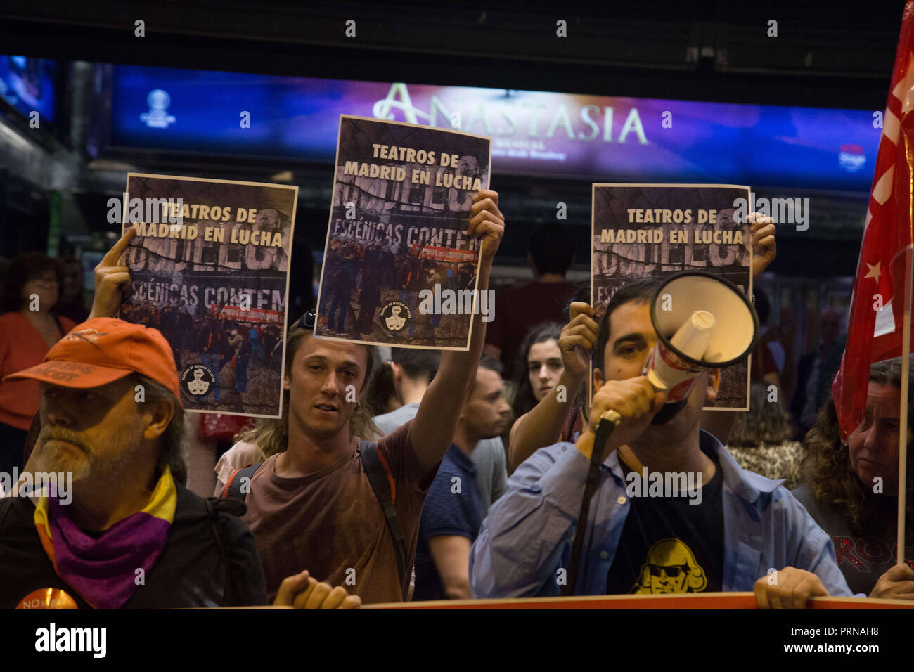 Madrid, Spanien. 3. Okt, 2018. Arbeitnehmer werden gesehen, Plakate und ein mega Telefon am Eingang des Coliseum Theatre während des Protestes. 3. Woche der Protest vor den Toren von einem der Theater in der Stadt Madrid, Arbeitgeber Anspruch auf einen Wert von weniger als 14.000 Euro pro Jahr angeboten werden. Credit: Lito Lizana/SOPA Images/ZUMA Draht/Alamy leben Nachrichten Stockfoto
