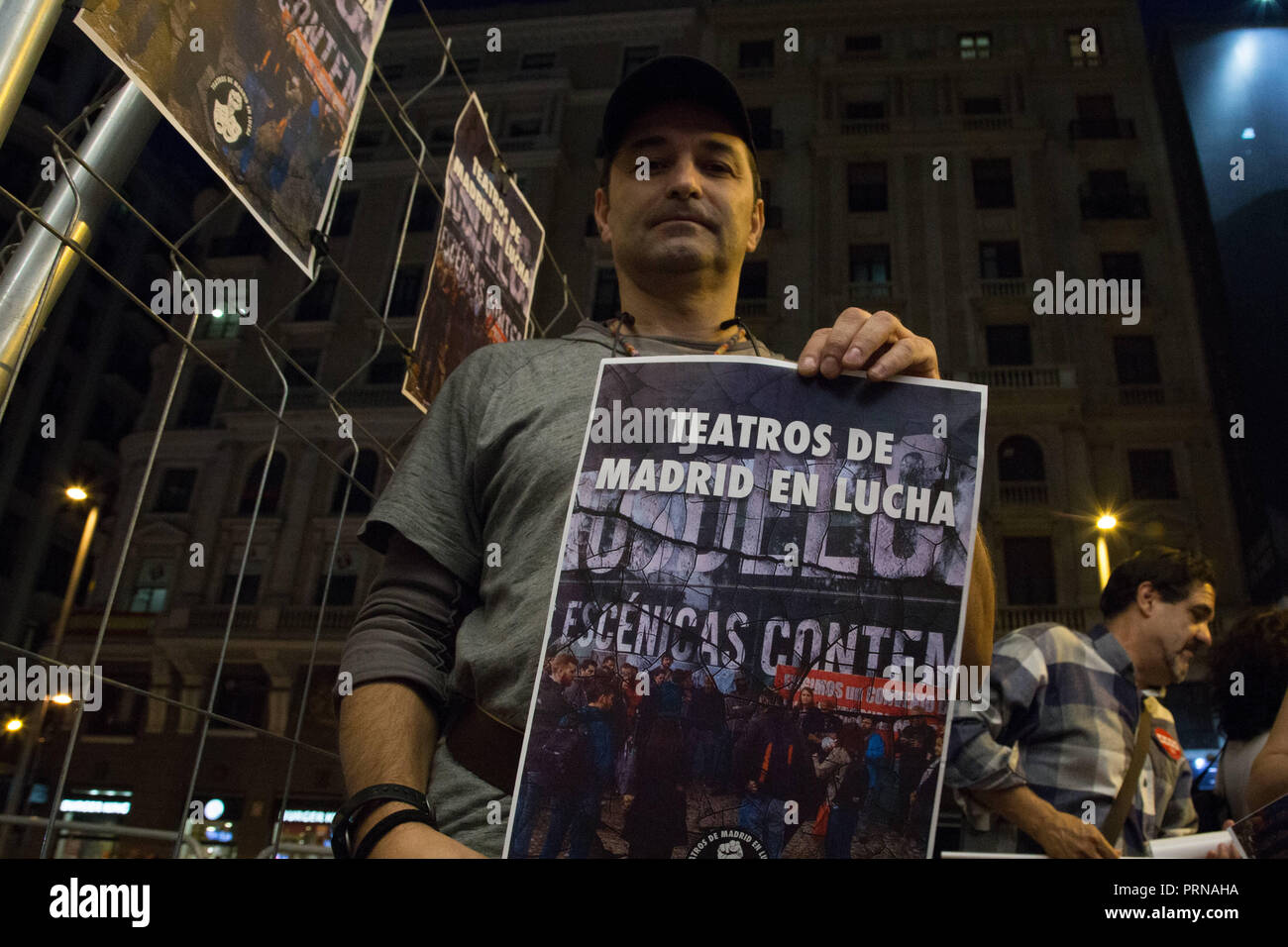 Spanien. 3. Okt, 2018. Ein Arbeitnehmer mit einem Plakat gesehen stehen während des Protestes. 3. Woche der Protest vor den Toren von einem der Theater in der Stadt Madrid, Arbeitgeber Anspruch auf einen Wert von weniger als 14.000 Euro pro Jahr angeboten werden. Credit: Lito Lizana/SOPA Images/ZUMA Draht/Alamy leben Nachrichten Stockfoto