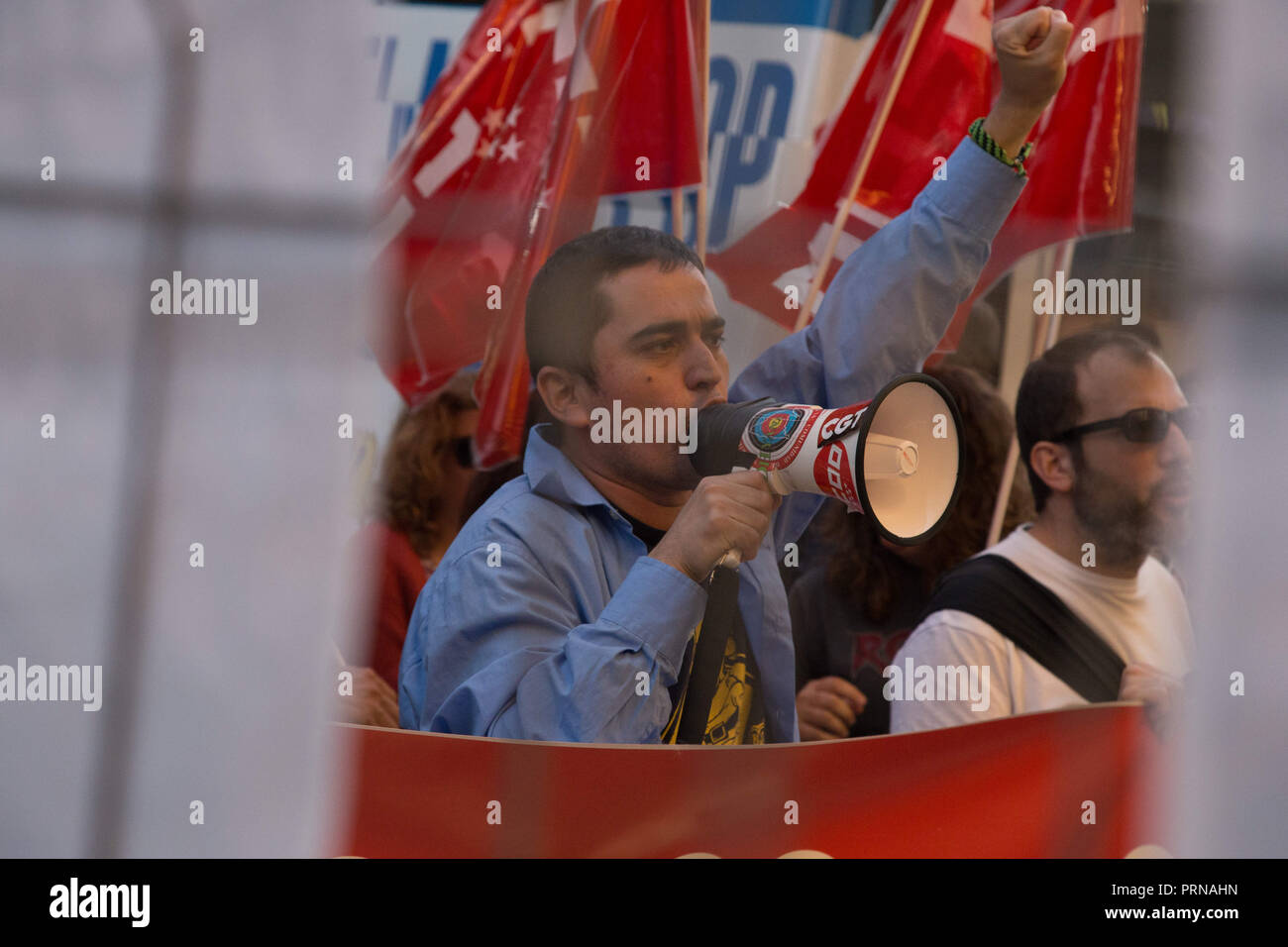 Madrid, Spanien. 3. Okt, 2018. Theater Arbeiter beobachtet, als er auf einem mega Telefon am Eingang des Coliseum Theatre während des Protestes. 3. Woche der Protest vor den Toren von einem der Theater in der Stadt Madrid, Arbeitgeber Anspruch auf einen Wert von weniger als 14.000 Euro pro Jahr angeboten werden. Credit: Lito Lizana/SOPA Images/ZUMA Draht/Alamy leben Nachrichten Stockfoto