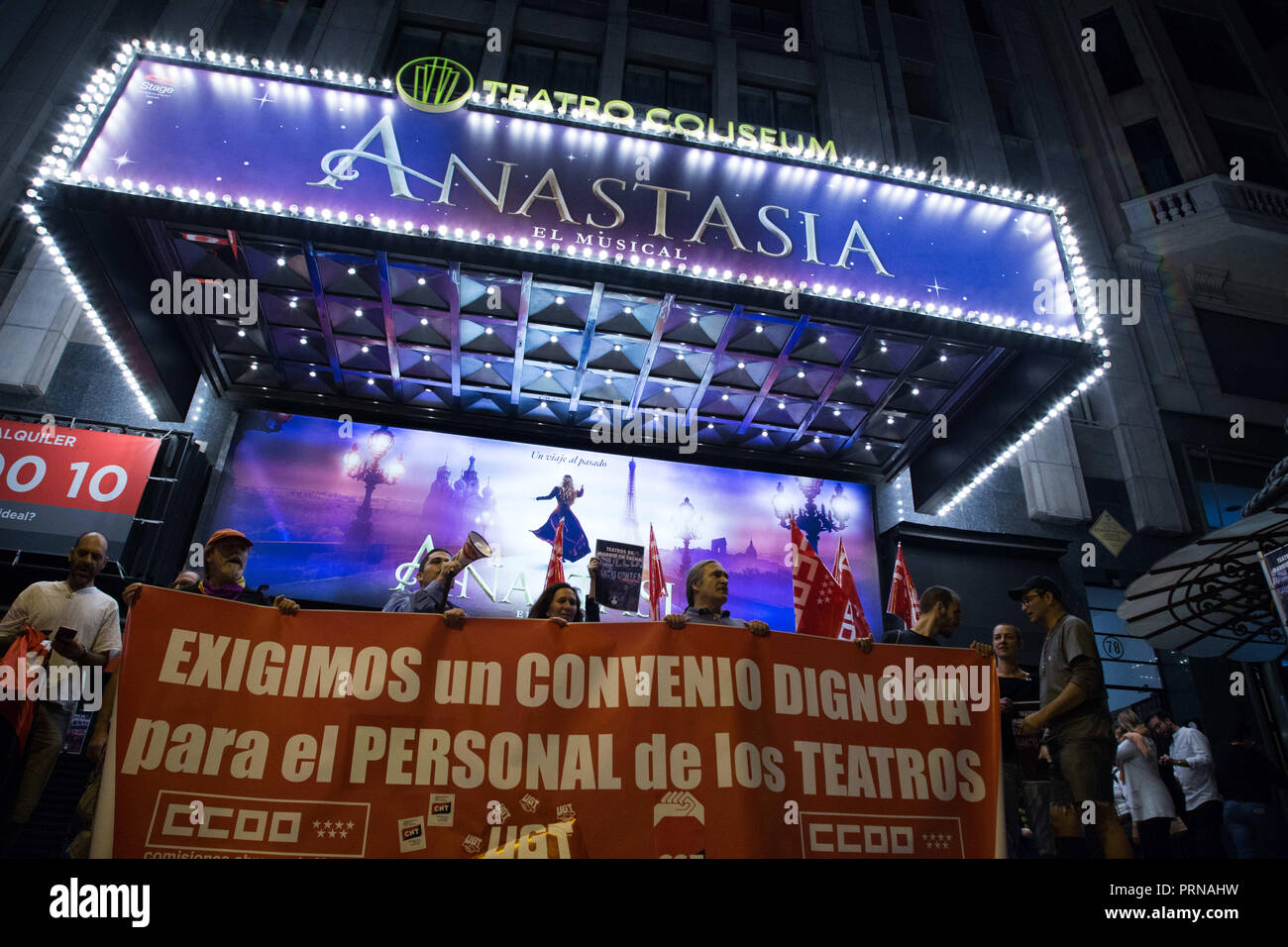 Madrid, Spanien. 3. Okt, 2018. Die Arbeiter von Madrid Theater gesehen, schreien halten ein Banner am Eingang des Coliseum Theatre während des Protestes. 3. Woche der Protest vor den Toren von einem der Theater in der Stadt Madrid, Arbeitgeber Anspruch auf einen Wert von weniger als 14.000 Euro pro Jahr angeboten werden. Credit: Lito Lizana/SOPA Images/ZUMA Draht/Alamy leben Nachrichten Stockfoto