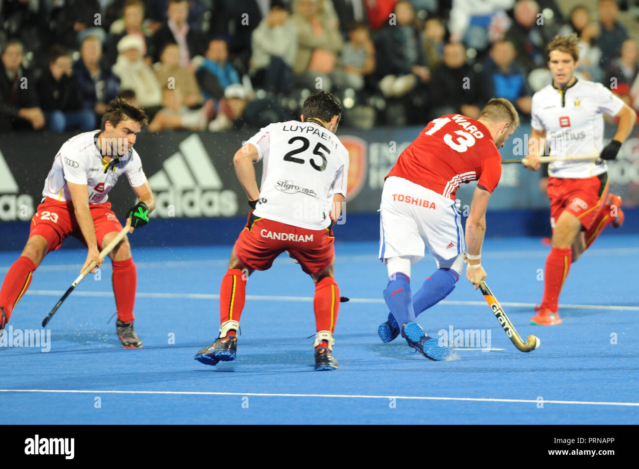 London, Großbritannien. 3. Oktober, 2018. Sam ward von Großbritannien in der Mitte der Aktion als GB beat Belgien 2-1 den 30. Jahrestag der olympischen Goldmedaille 1988 Hockey Match zu feiern. Bezirk zählte zwei Ziele das zweite seine 50. Credit: Nigel Bramley/Alamy leben Nachrichten Stockfoto