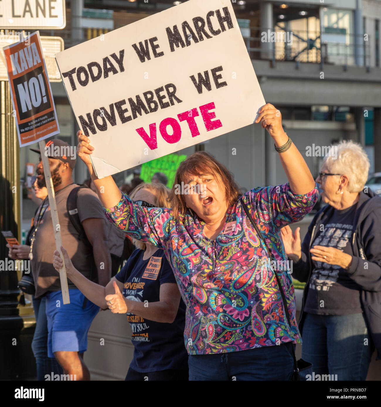 Detroit, Michigan, USA - 3. Oktober 2018 - Die Menschen in der McNamara Federal Building versammelt die Bestätigung von Brett Kavanaugh zum Obersten Gerichtshof zu erheben. Die Kundgebung wurde von MoveOn.org. organisiert Quelle: Jim West/Alamy leben Nachrichten Stockfoto