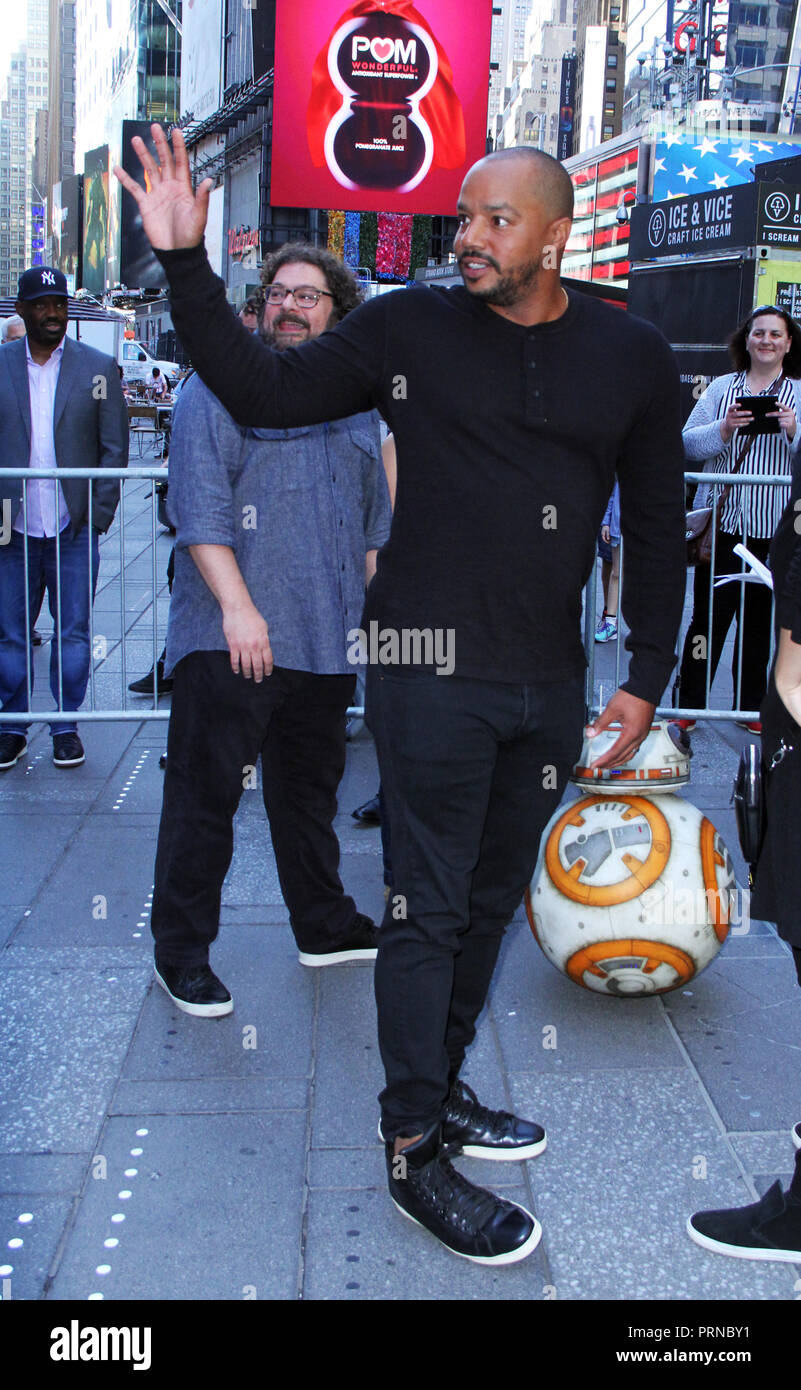 New York, NY, USA. Okt, 2018 03. Donald Faison am Times Square mit der Werbung für die neuen Disney Star Wars Animationsserie "Star Wars"-Widerstand am Oktober 03, 2018 in New York City. Credit: Rw/Medien Punch/Alamy leben Nachrichten Stockfoto