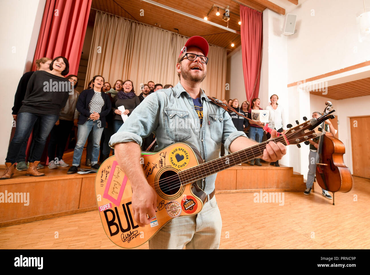 München, Bayern. 01 Okt, 2018. Der chorleiter Dominik Schauer (M) und die Mitglieder der "Bud-Spenzer - Heart-Choir" Singen bei einer Probe. Der Chor versteht sich als Spaß und Freizeit Projekt- und singt nur Songs aus den Filmen von Bud Spencer. (Dpa-Korr" kein Mangel an Männern: Chor singt (fast) nur Bud-Spencer Musik' vom 04.10.2018) Credit: Tobias Hase/dpa/Alamy leben Nachrichten Stockfoto