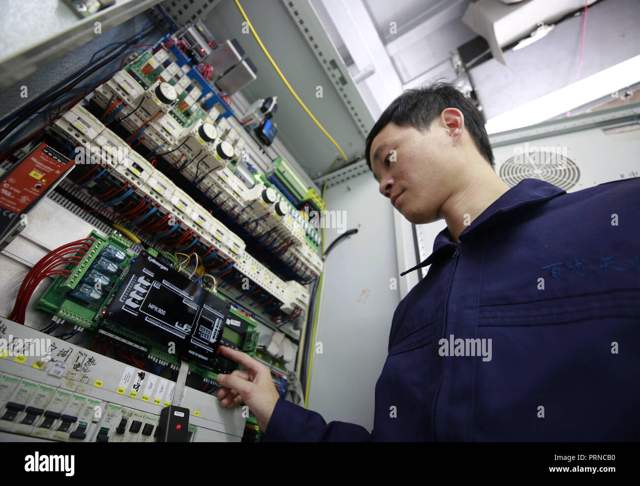 Zhangjiajie, Hunan Provinz Chinas. 3. Okt, 2018. Mitarbeiter Li Dingkun debugs einen Aufzug im Landschaftspark Wulingyuan gelegen scenic Spot in Granby zu gewährleisten, die Zentrale China Provinz Hunan, Oktober 3, 2018. Credit: Wu Yongbing/Xinhua/Alamy leben Nachrichten Stockfoto