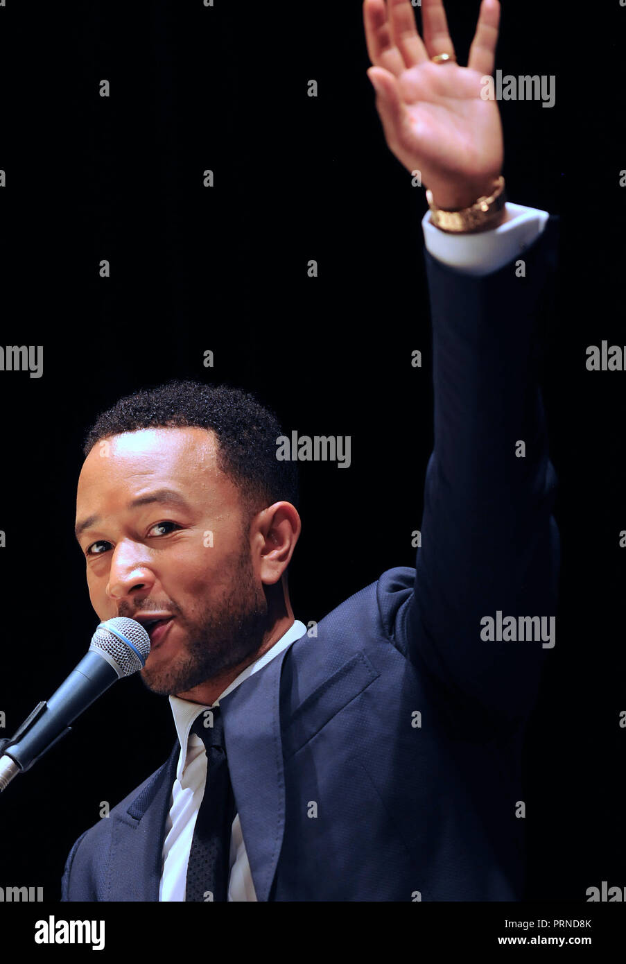 Orlando, Florida, USA. Oktober 3, 2018 - Orlando, Florida, United States - Sänger, Songwriter und Schauspieler John Legend Wellen auf das Publikum, als er führt an einem Florida Rechte Restaurierung Koalition (FRRC) Holen Sie sich die Abstimmung Kick-off-Veranstaltung am 3. Oktober 2018 Maynard Evans High School in Orlando, Florida. (Paul Hennessy/Alamy) Credit: Paul Hennessy/Alamy leben Nachrichten Stockfoto