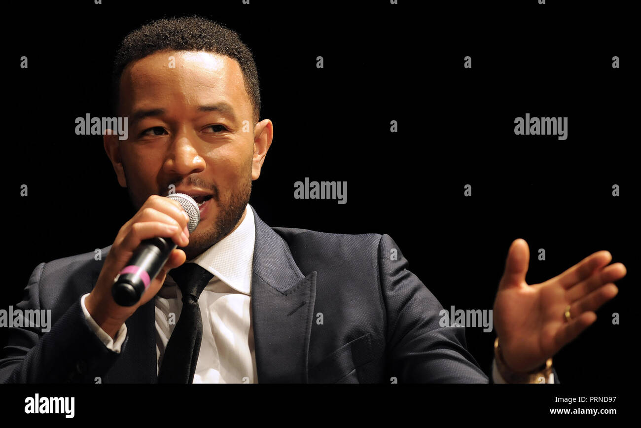 Orlando, Florida, USA. Oktober 3, 2018 - Orlando, Florida, United States - Sänger, Songwriter und Schauspieler John Legend spricht an einem Florida Rechte Restaurierung Koalition (FRRC) Holen Sie sich die Abstimmung Kick-off-Veranstaltung am 3. Oktober 2018 Maynard Evans High School in Orlando, Florida. (Paul Hennessy/Alamy) Credit: Paul Hennessy/Alamy leben Nachrichten Stockfoto