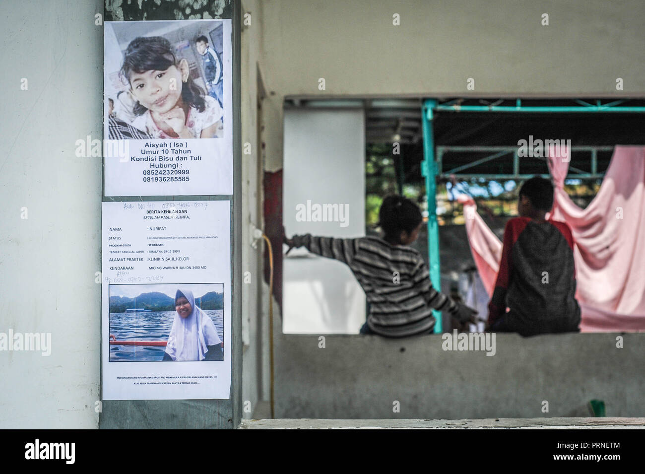 Palu, Indonesien. 4. Oktober 2018. Das Plakat des vermissten Kind gesehen auf einer Wand an Anutapura Krankenhaus gebracht werden nach dem Erdbeben. Eine tödliche Erdbeben der Stärke 7.7 Ausmaß und der Tsunami Welle verursacht durch die Stadt von Palu und viel von der Gegend in Zentral-sulawesi zerstört hat. Credit: SOPA Images Limited/Alamy leben Nachrichten Stockfoto