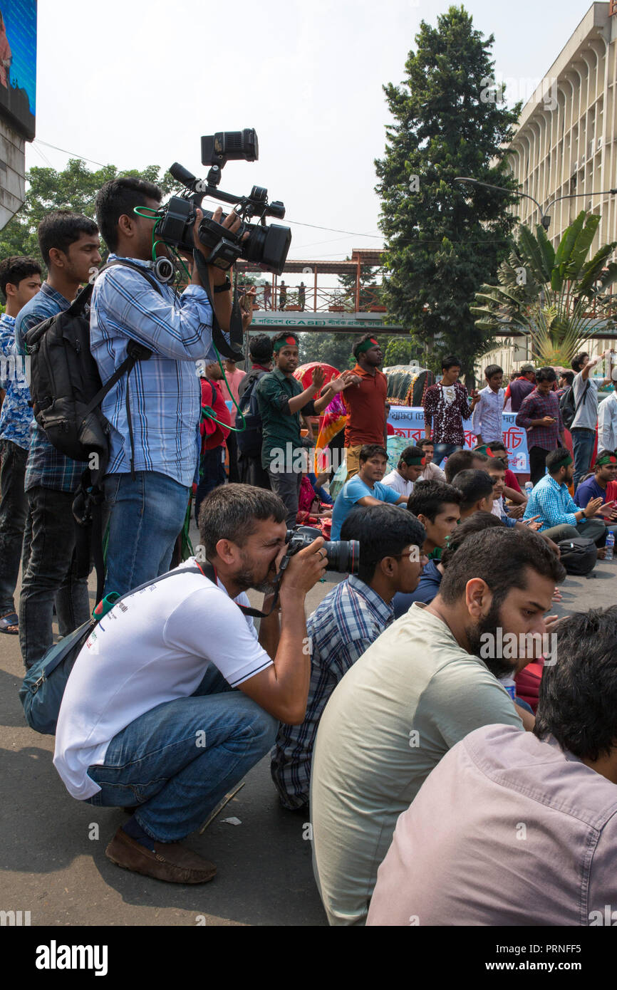 Dhaka, Bangladesch. 4. Oktober 2018. Bangladesch journalist Abdeckung Protest in Dhaka, Bangladesch am 04 Oktober, 2018. Protesters shout Slogans und Shahbagh Kreuzung Block wie Sie fordern eine 30 Prozent Quote für Kinder und Enkelkinder Freiheitskämpfern' wieder in Kraft zu setzen. Laut lokalen Medienberichten Bandgladeshi Kabinett hat eine Entscheidung der Regierung Ausschuß der bestehenden Quotenregelung für die Abschaffung der Klasse-I- und Klasse-II-Jobs im öffentlichen Dienst genehmigt. Credit: zakir Hossain chowdhury Zakir/Alamy leben Nachrichten Stockfoto