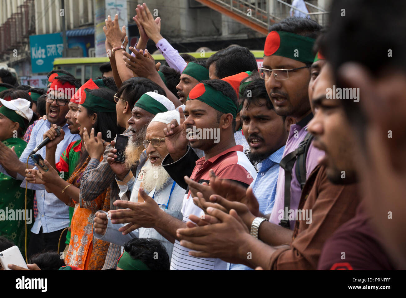 Dhaka, Bangladesch. 4. Oktober 2018. Protesters shout Slogans und Shahbagh Kreuzung blockieren, da sie die Nachfrage wieder eine 30 Prozent Quote für Kinder und Enkelkinder Freiheitskämpfer" in Dhaka, Bangladesch am 04 Oktober, 2018. Laut lokalen Medienberichten Bandgladeshi Kabinett hat eine Entscheidung der Regierung Ausschuß der bestehenden Quotenregelung für die Abschaffung der Klasse-I- und Klasse-II-Jobs im öffentlichen Dienst genehmigt. Credit: zakir Hossain chowdhury Zakir/Alamy leben Nachrichten Stockfoto