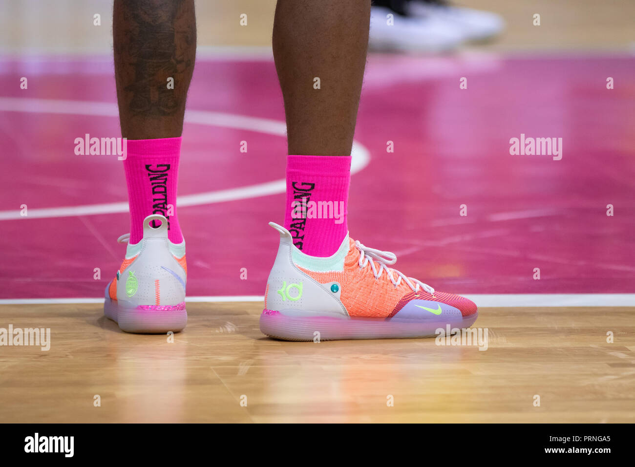 Bonn, Deutschland, 3. Oktober 2018, Basketball Bundesliga, Spieltag 2,  Telekom Baskets Bonn vs. Basketball Loewen Braunschweig: Nike Schuhe und  Spalding Socken von Charles Jackson (Bonn). Credit: Jürgen Schwarz/Alamy  leben Nachrichten Stockfotografie ...