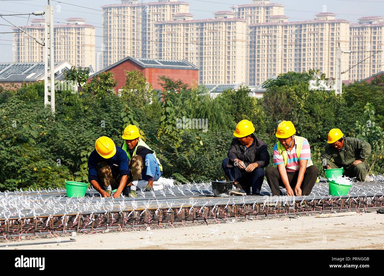 (181004) - BOZHOU, Oktober 4, 2018 (Xinhua) - trackmen Arbeit auf der Baustelle von bozhou South Railway Station in Bozhou, im Osten der chinesischen Provinz Anhui, Oktober 3, 2018. Menschen aus verschiedenen Branchen ihre Beiträge während der nationalen Feiertag. (Xinhua / Ni Shubin) (Wsw) Stockfoto
