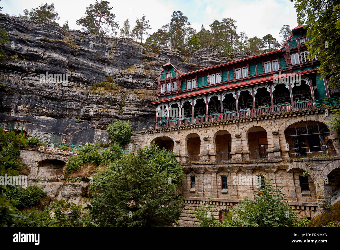 Schöne Falcons Nest Hotel mit alten Felsen und Wald in der Tschechischen Republik Stockfoto