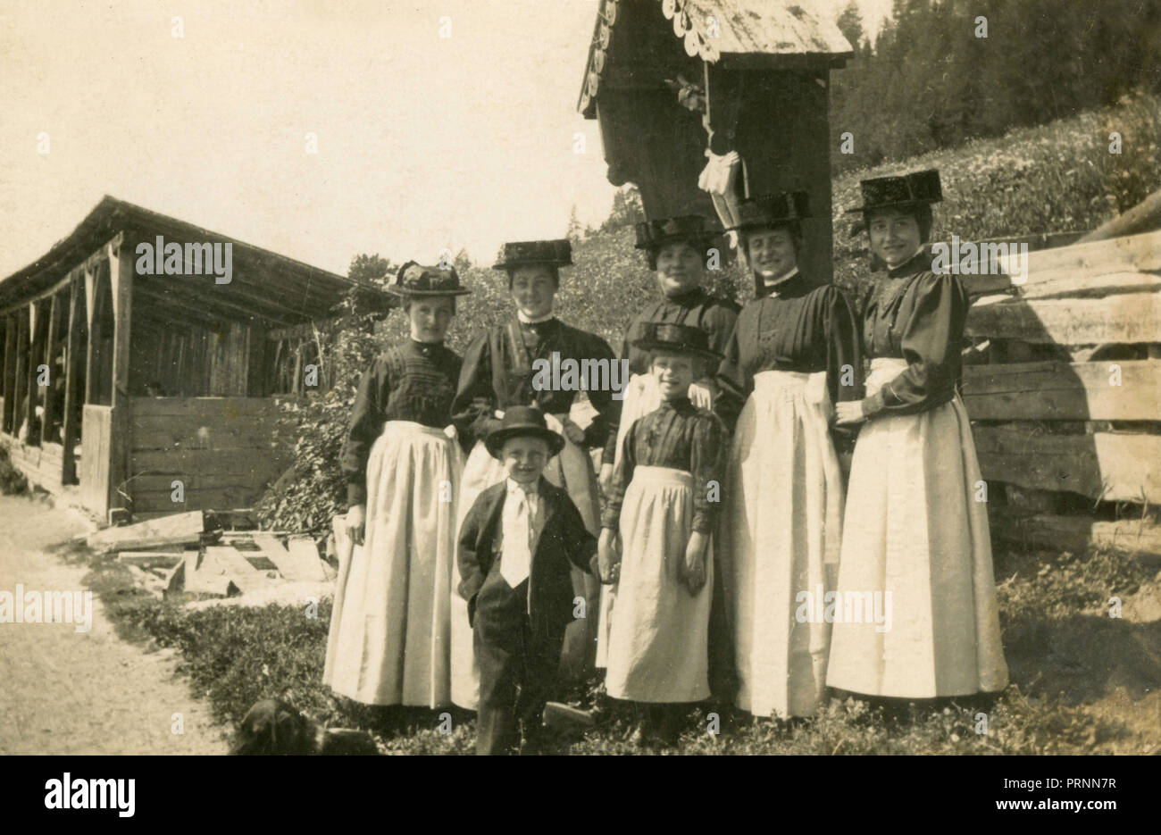 Gruppe von Frauen in traditionelle Kleidung, Nord Italien 1920 s Stockfoto