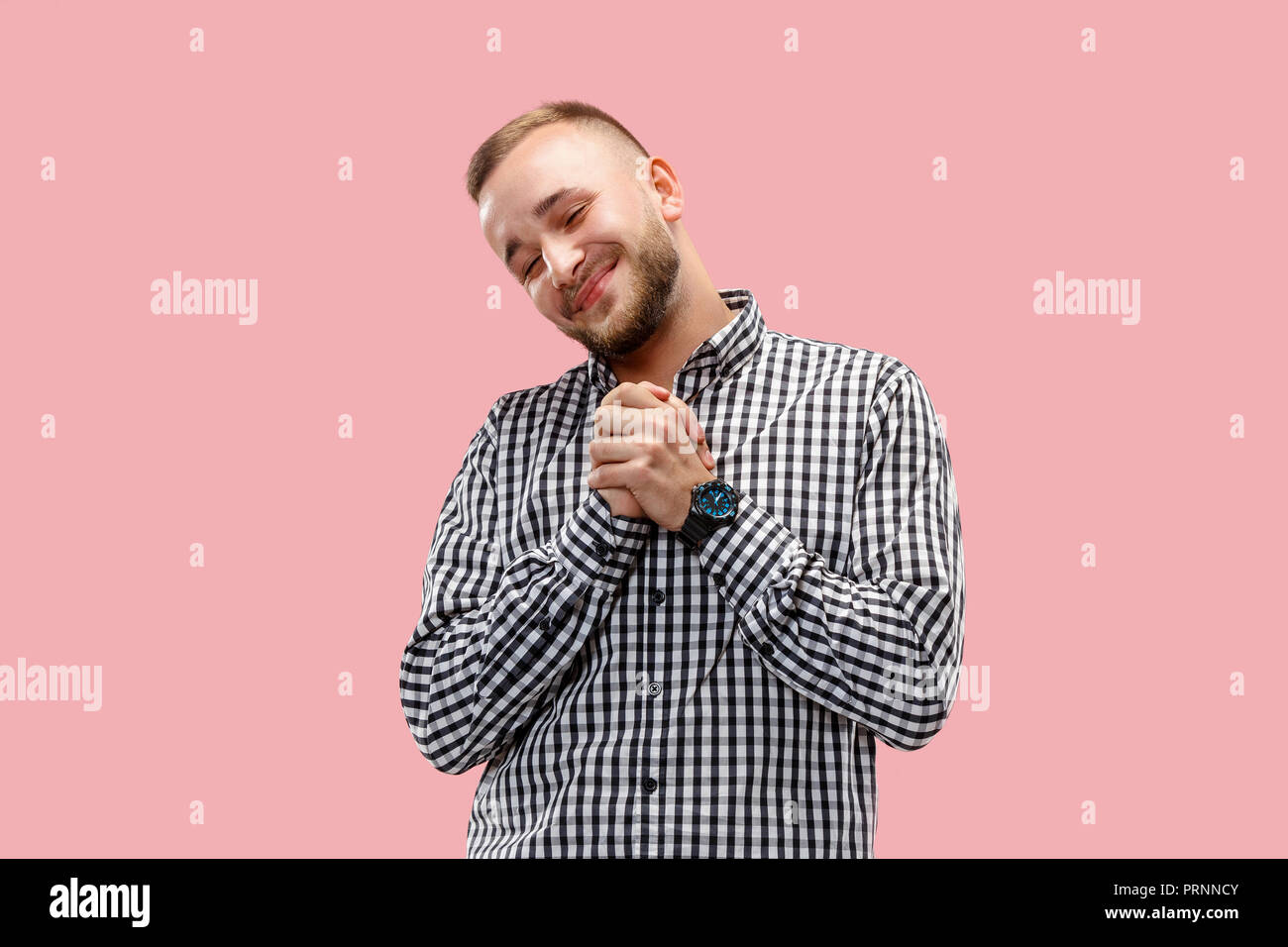 Glücklich, Geschäftsmann, stehen, Lächeln auf trendy Pink Studio Hintergrund isoliert. Schönen männlichen Brustbild. Junger Mann erfüllen. Menschliche Gefühle, Mimik Konzept. Vorderansicht. Stockfoto