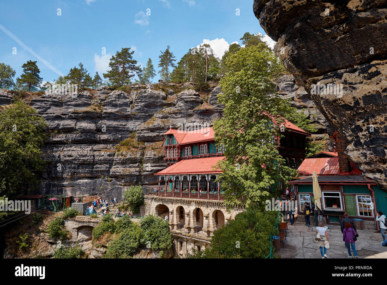 Tschechische Republik, PREBISCHTOR - Brana - 26 Juni 2018: Reisende zu Fuß in der Nähe von Felsen zu Falcons Nest Hotel Stockfoto