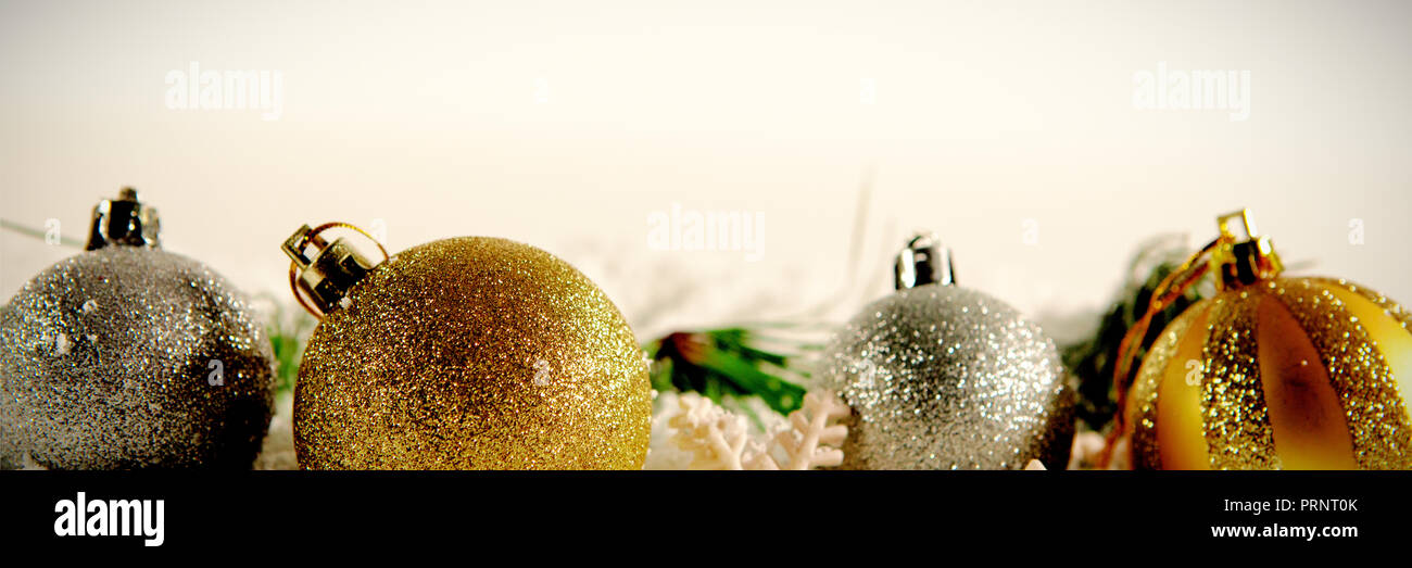 Weihnachten Kugeln liegen im Schnee Stockfoto