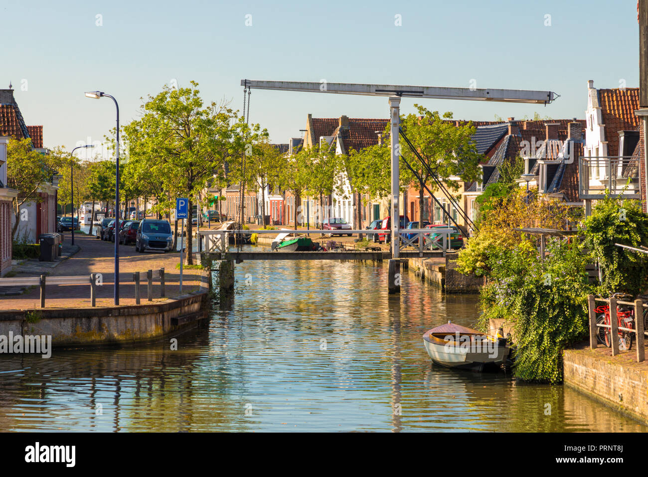 Alte hölzerne Zugbrücke über den Kanal im Dorf Franeker, Niederlande Stockfoto