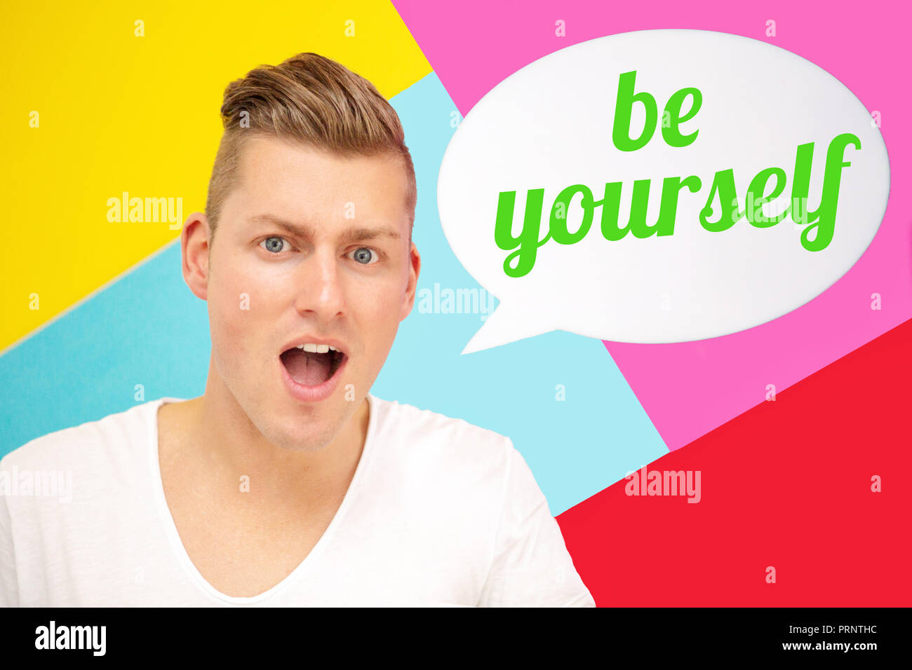 Hübscher blonder Mann schreien und die Sprechblase mit den Worten selbst zu sein Stockfoto