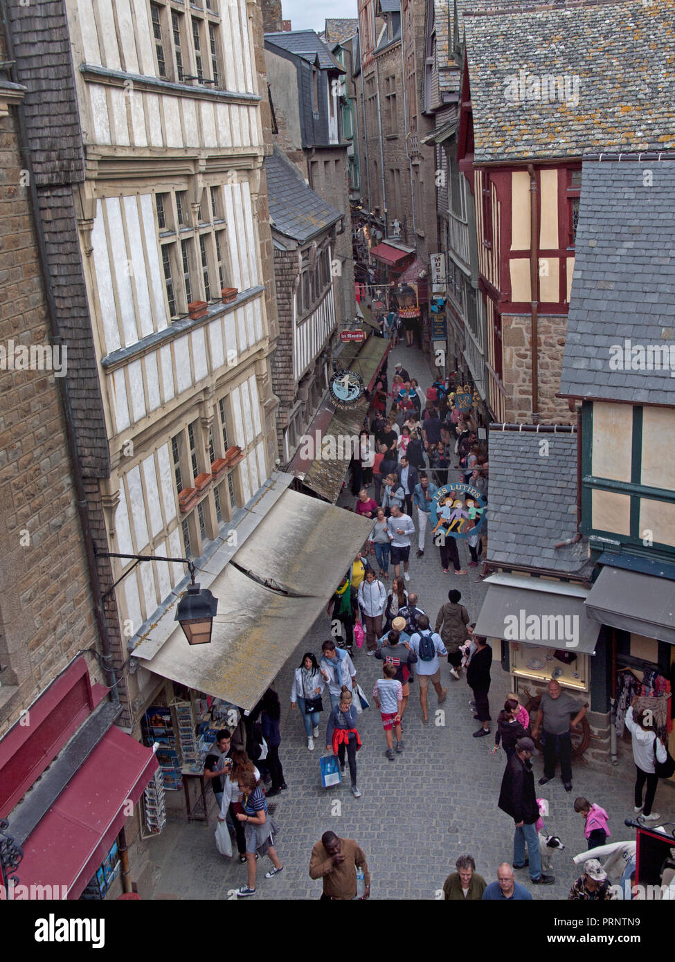 Touristen nach unten wandernde eine Straße in Mont-San-Michel, Normandie Stockfoto