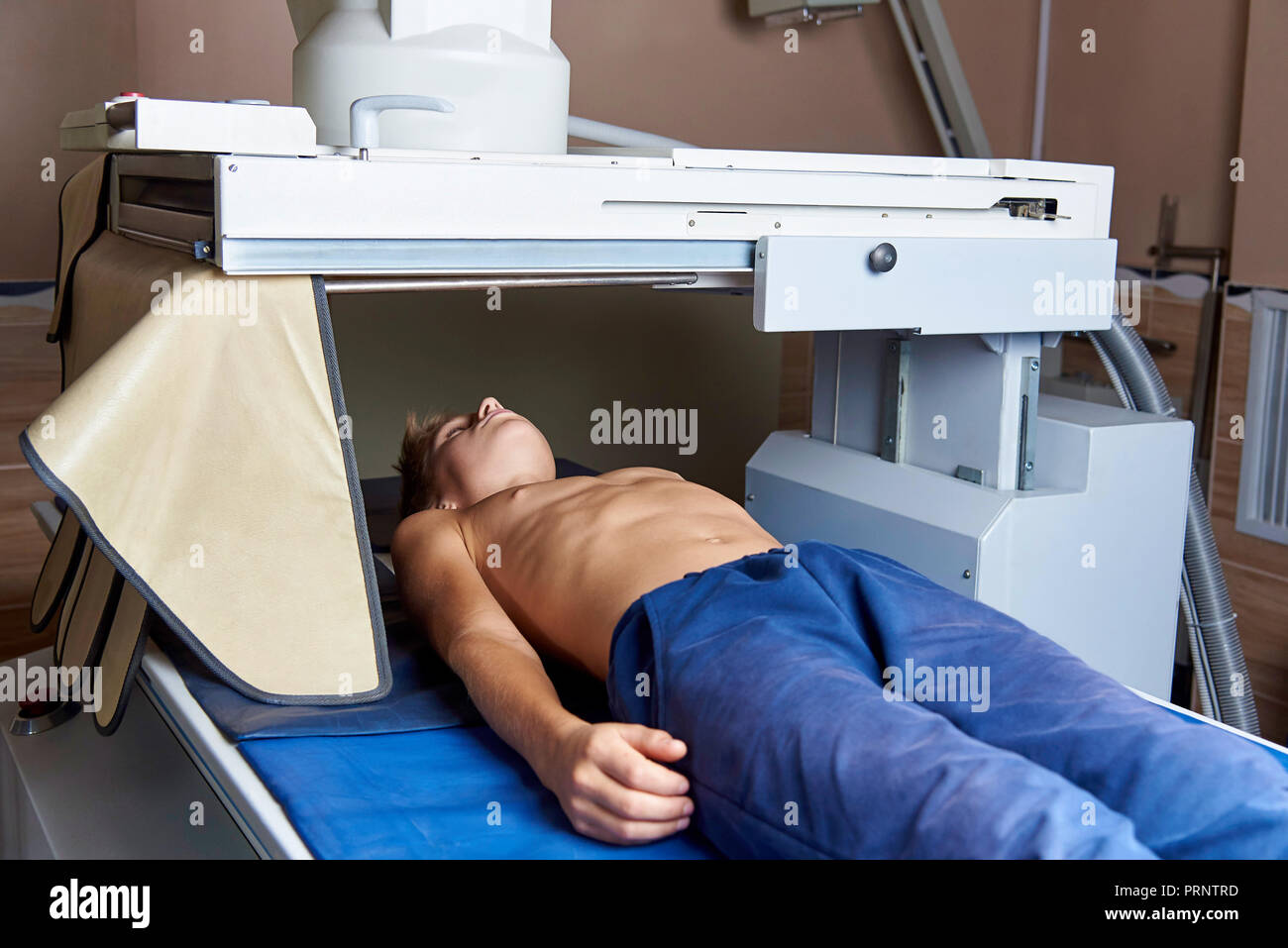 Der junge mit geschlossenen Augen in der X-ray untersucht. Stockfoto