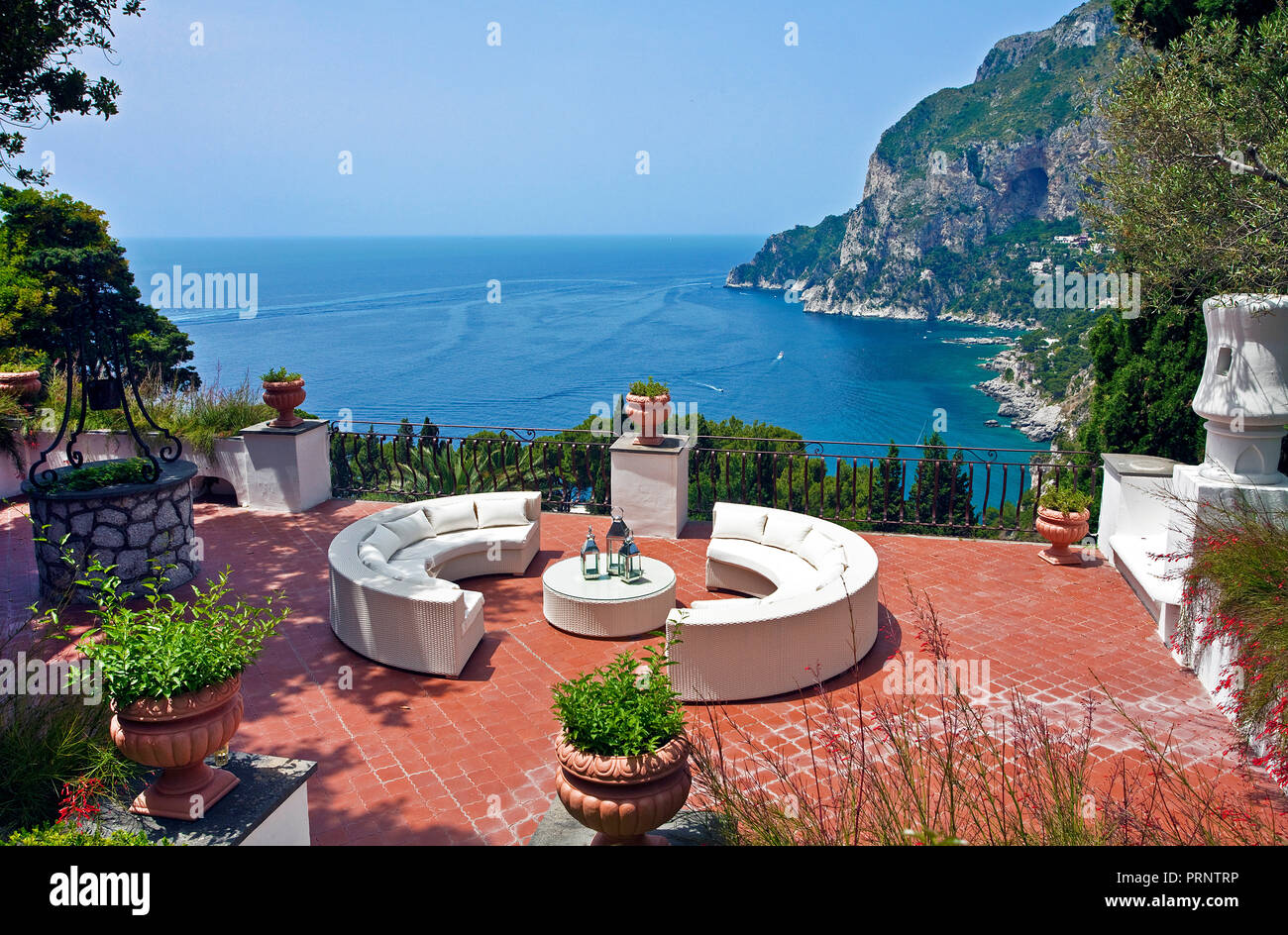 Blick von der Terrasse eines Luxus Villa an der steilen Südküste der Insel Capri, Golf von Neapel, Kampanien, Italien Stockfoto