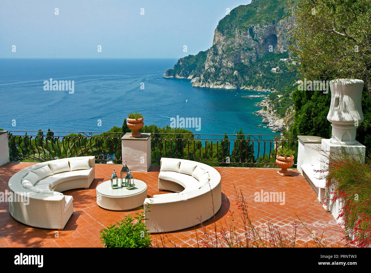 Blick von der Terrasse eines Luxus Villa an der steilen Südküste der Insel Capri, Golf von Neapel, Kampanien, Italien Stockfoto