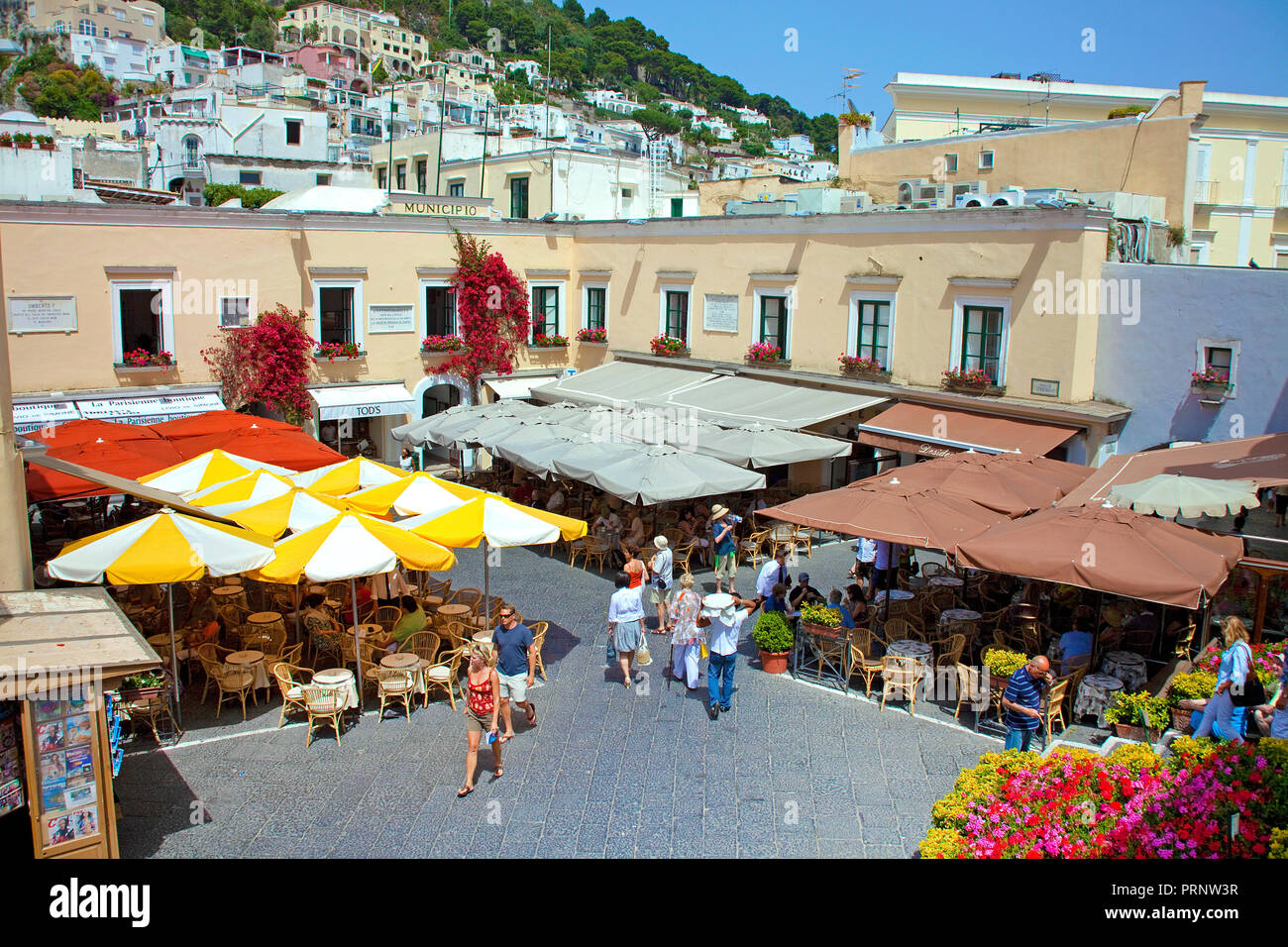 Straßencafés auf der Piazza Umberto I, Insel Capri, Golf von Neapel, Kampanien, Italien Stockfoto