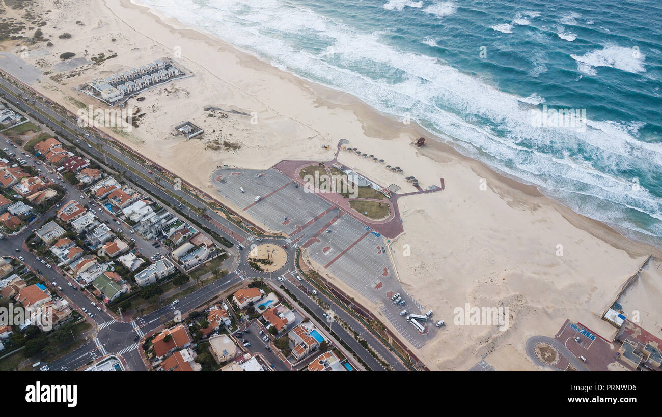 Luftaufnahme der Stadt mit vielen kleinen Häusern und sandigen Küste, Ashdod, Israel Stockfoto