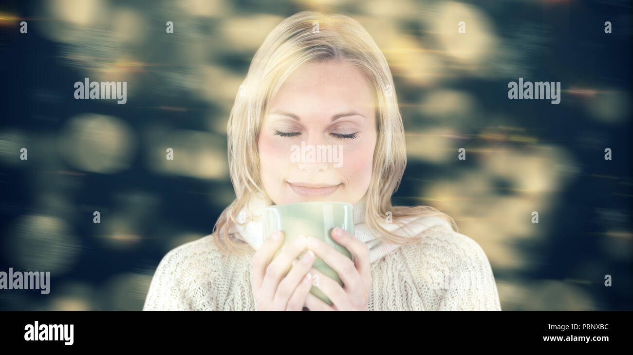 Zusammengesetztes Bild glücklich Frau genießen Sie einen heißen Kaffee-Stand Stockfoto