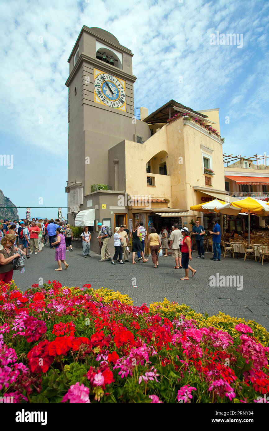 Glockenturm der Kirche Santo Stefano an der Piazza Umberto I, Insel Capri, Golf von Neapel, Kampanien, Italien Stockfoto