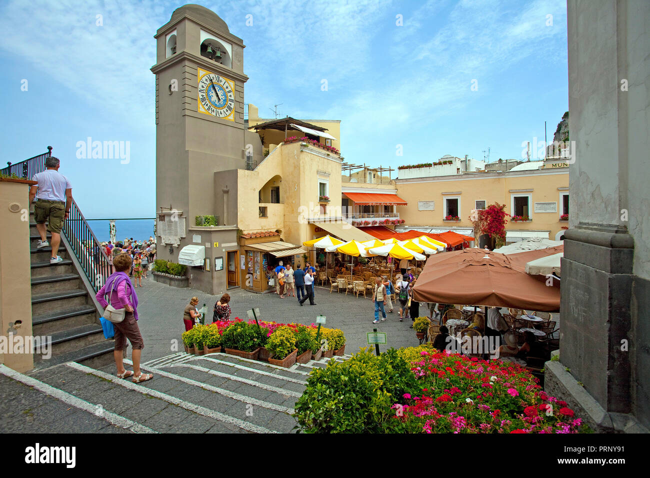 Glockenturm der Kirche Santo Stefano an der Piazza Umberto I, Insel Capri, Golf von Neapel, Kampanien, Italien Stockfoto