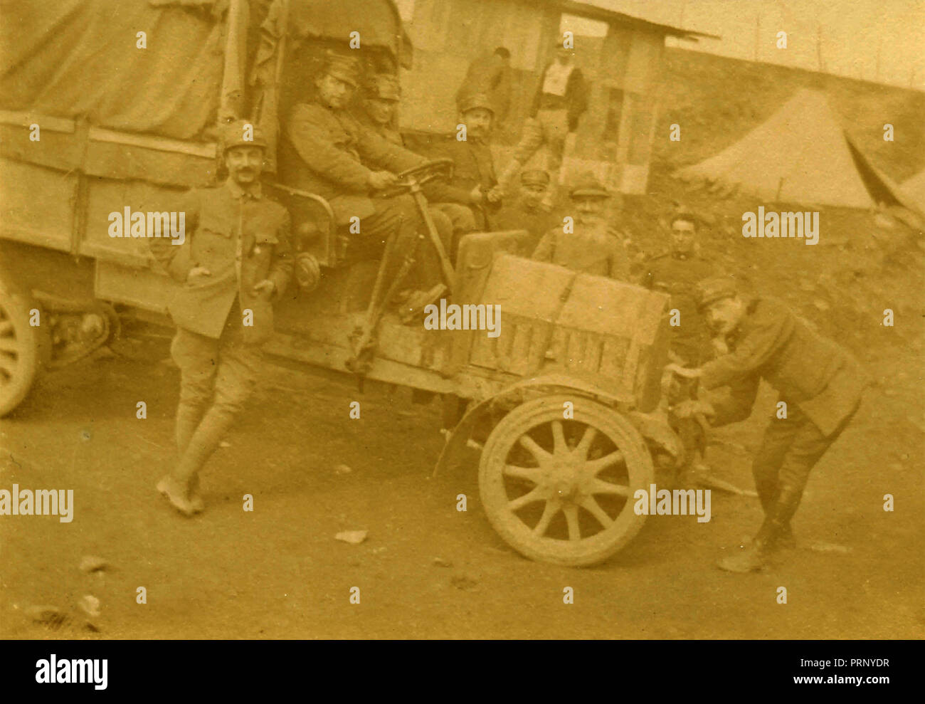 Italienische Militär mit einem Fahrzeug, Brod, Bosnien 1917 Stockfoto